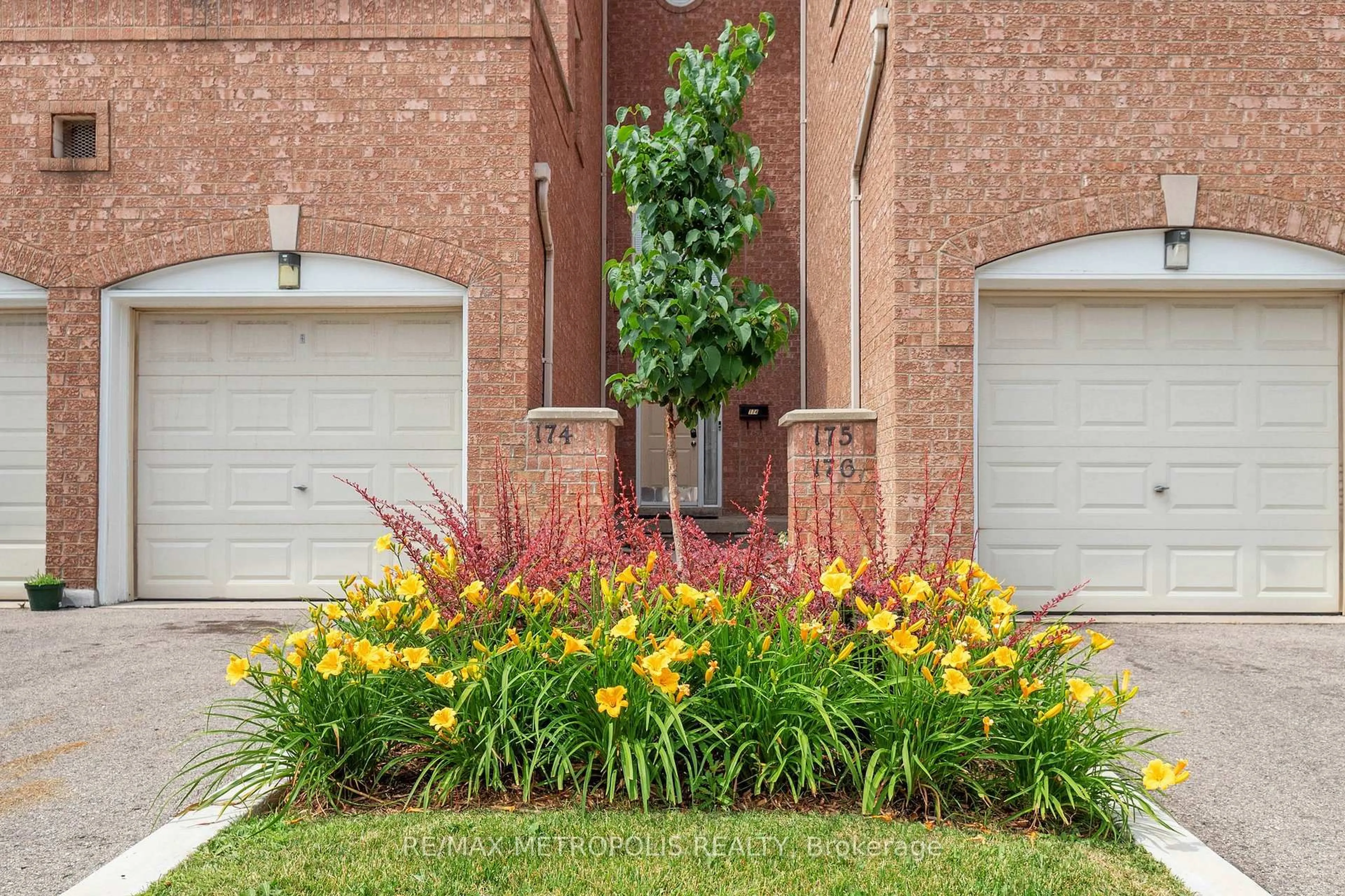 Patio, street for 99 Bristol Rd #176, Mississauga Ontario L4Z 3P4
