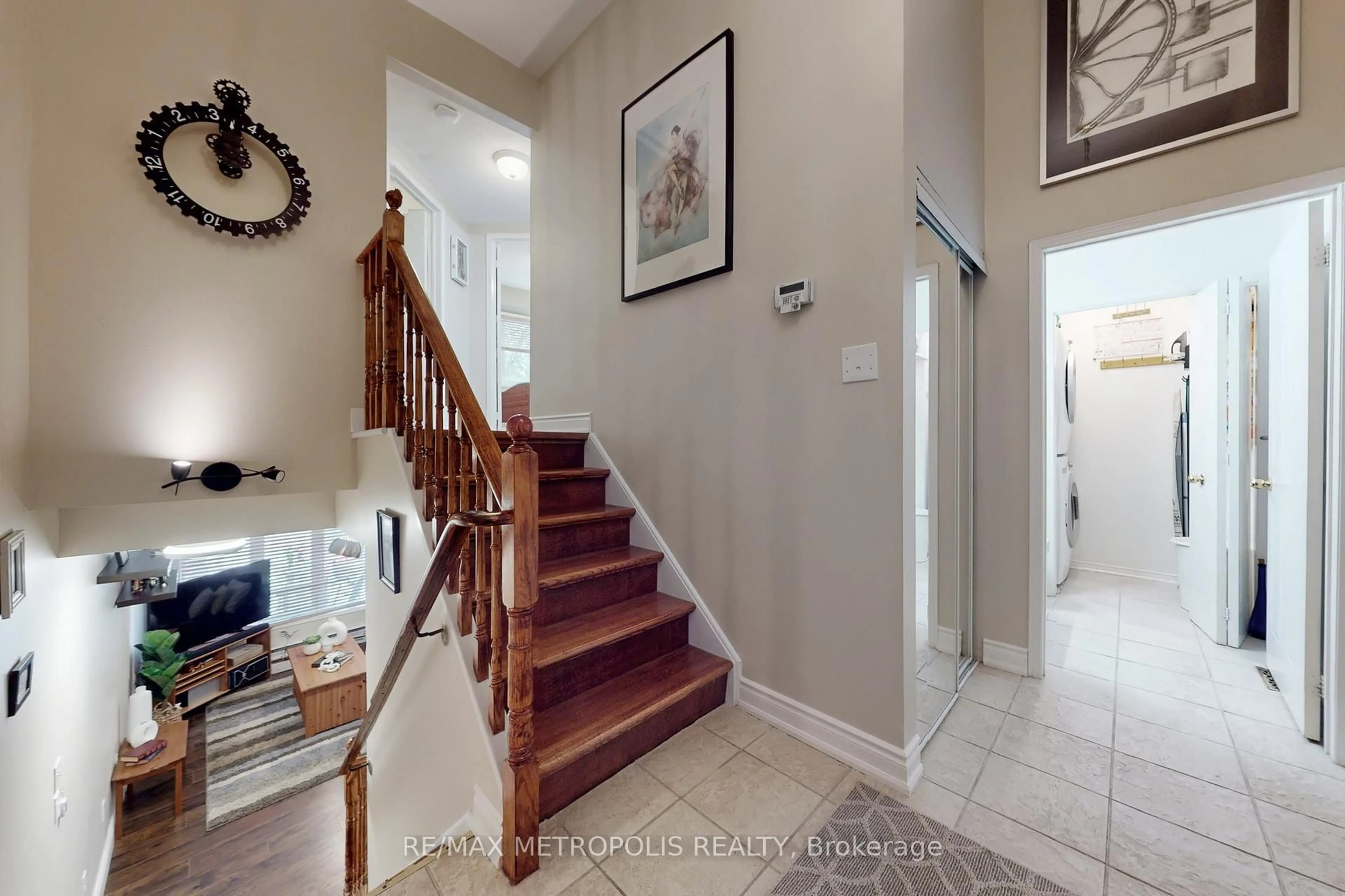 Indoor entryway for 99 Bristol Rd #176, Mississauga Ontario L4Z 3P4
