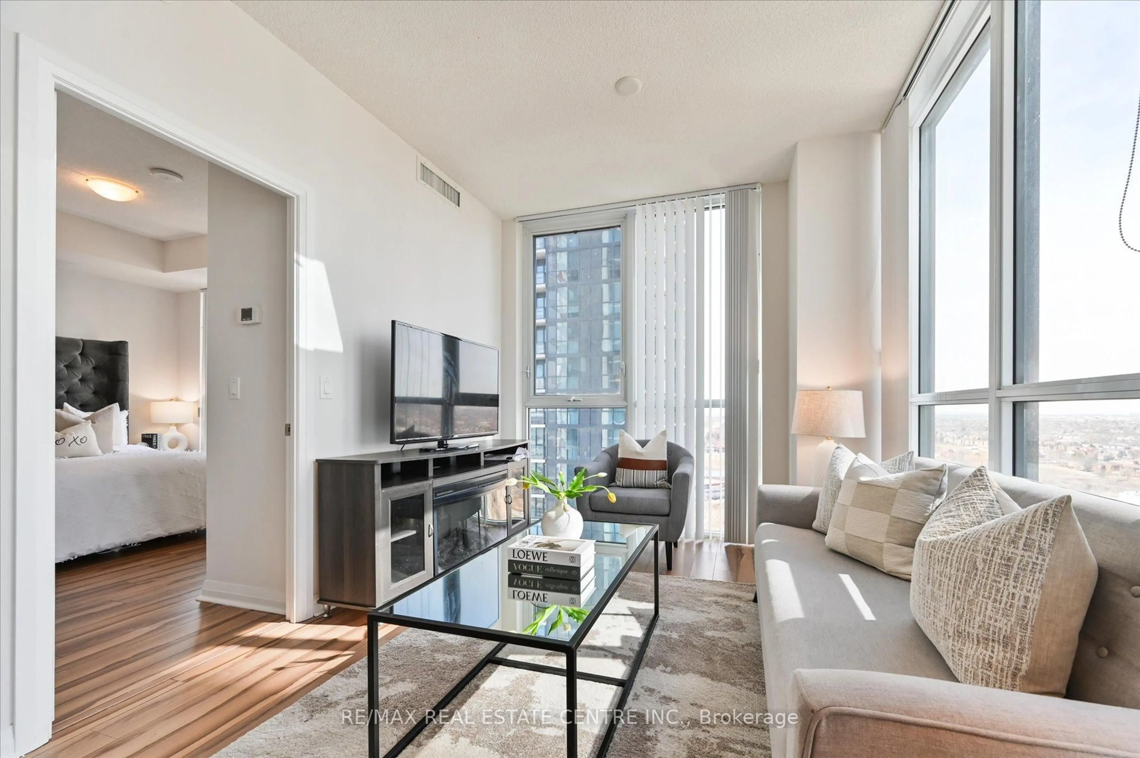 Living room with furniture, unknown for 55 Eglinton Ave #1402, Mississauga Ontario L5R 0E4