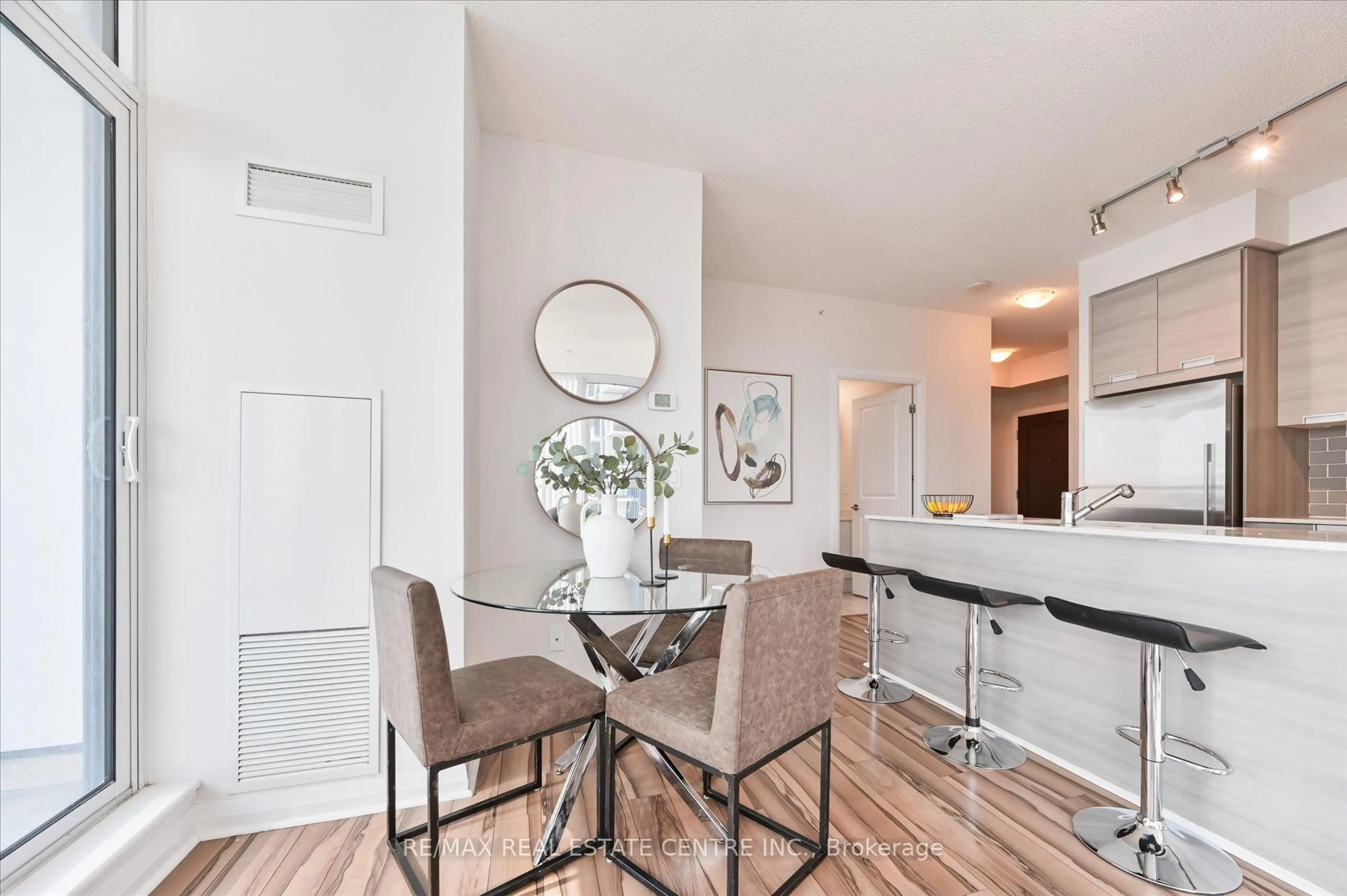 Dining room, unknown for 55 Eglinton Ave #1402, Mississauga Ontario L5R 0E4