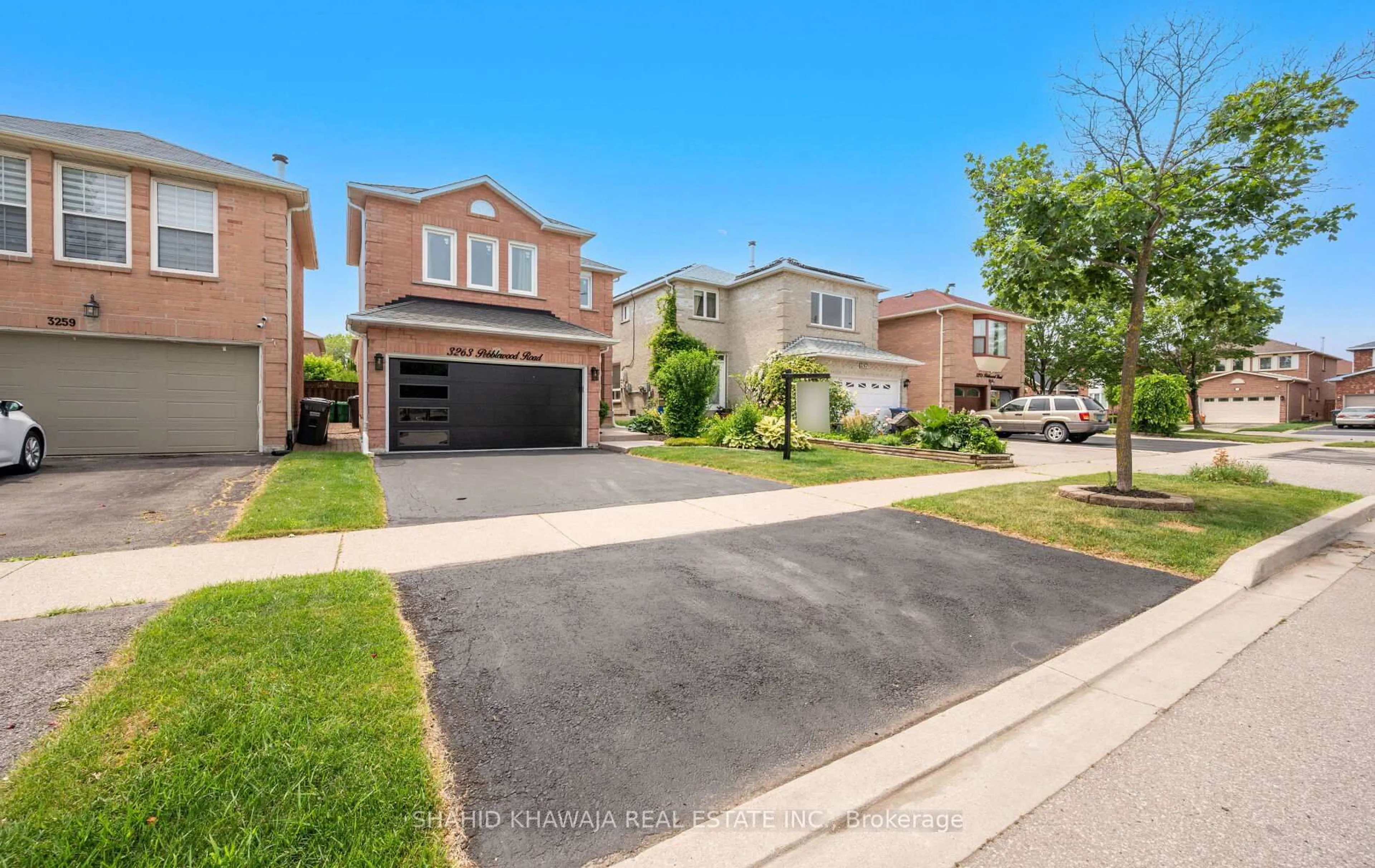 A pic from outside/outdoor area/front of a property/back of a property/a pic from drone, street for 3263 Pebblewood Rd, Mississauga Ontario L5N 6P4