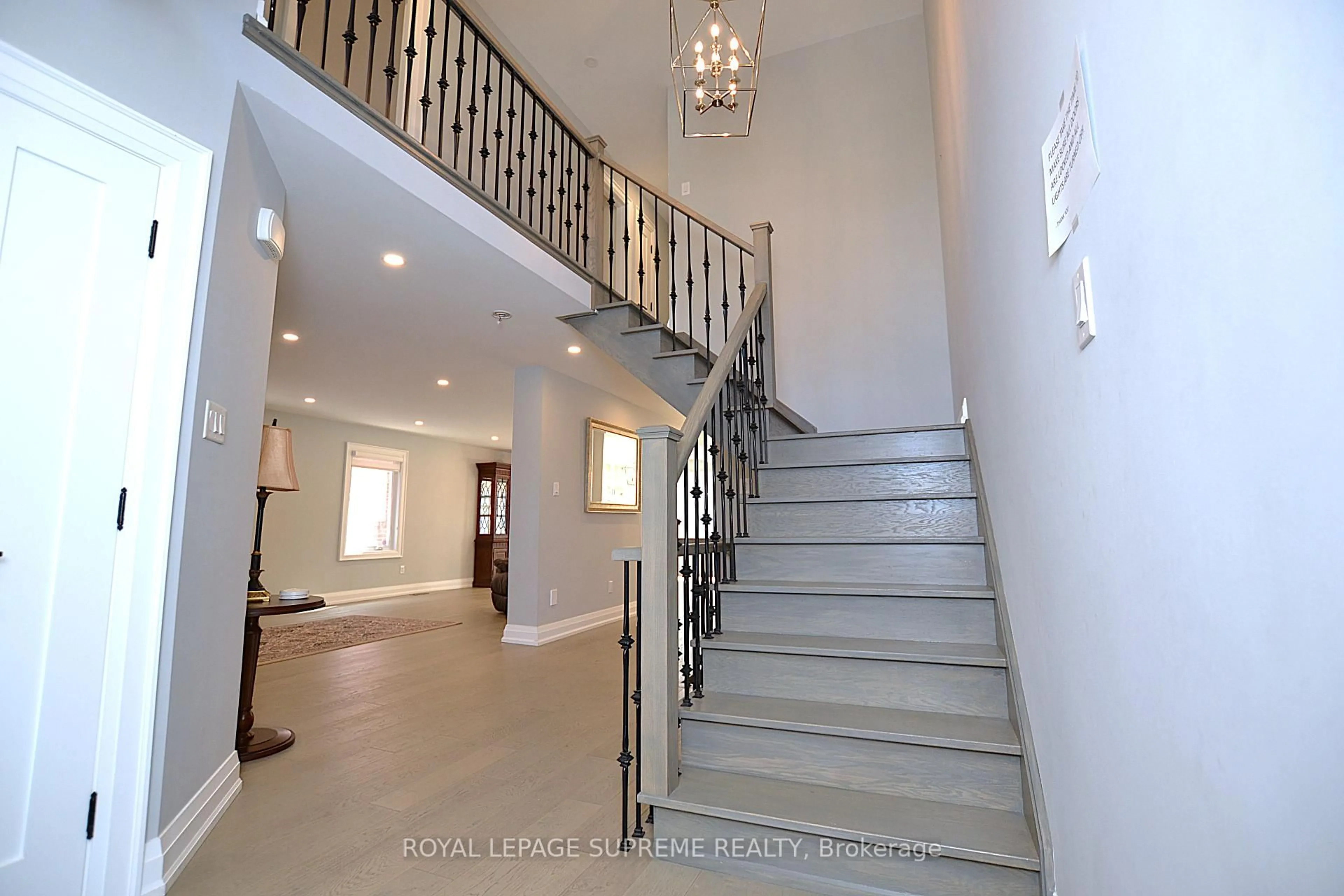 Indoor foyer for 514 Petawawa Cres, Mississauga Ontario L4Z 2N4