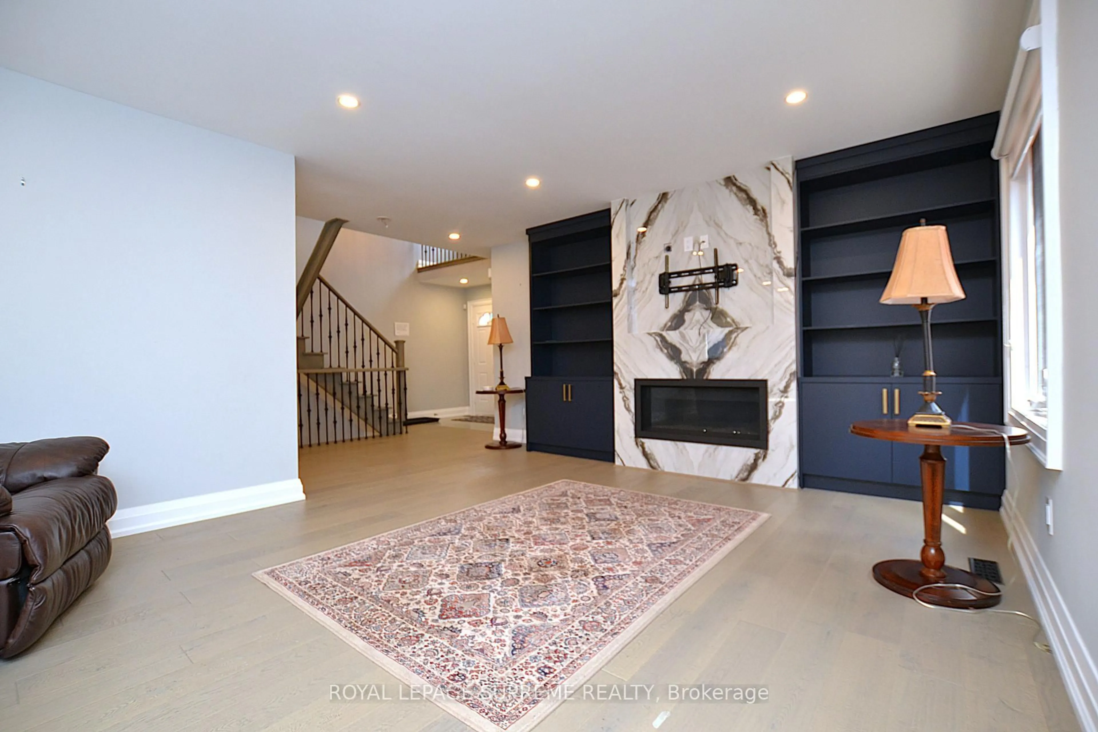 Indoor foyer for 514 Petawawa Cres, Mississauga Ontario L4Z 2N4