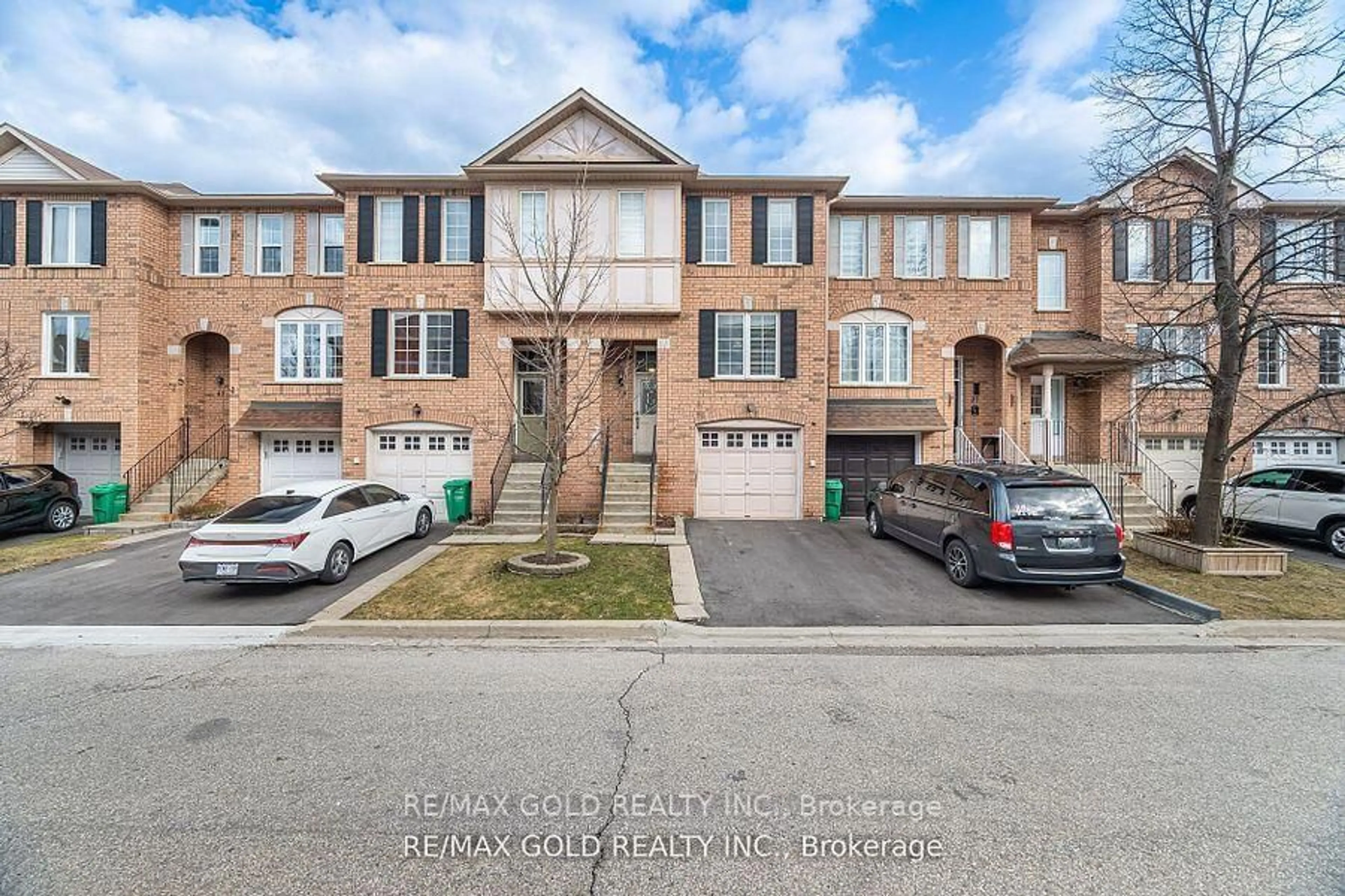 A pic from outside/outdoor area/front of a property/back of a property/a pic from drone, street for 2 Claybrick Crt #39, Brampton Ontario L6V 4M7