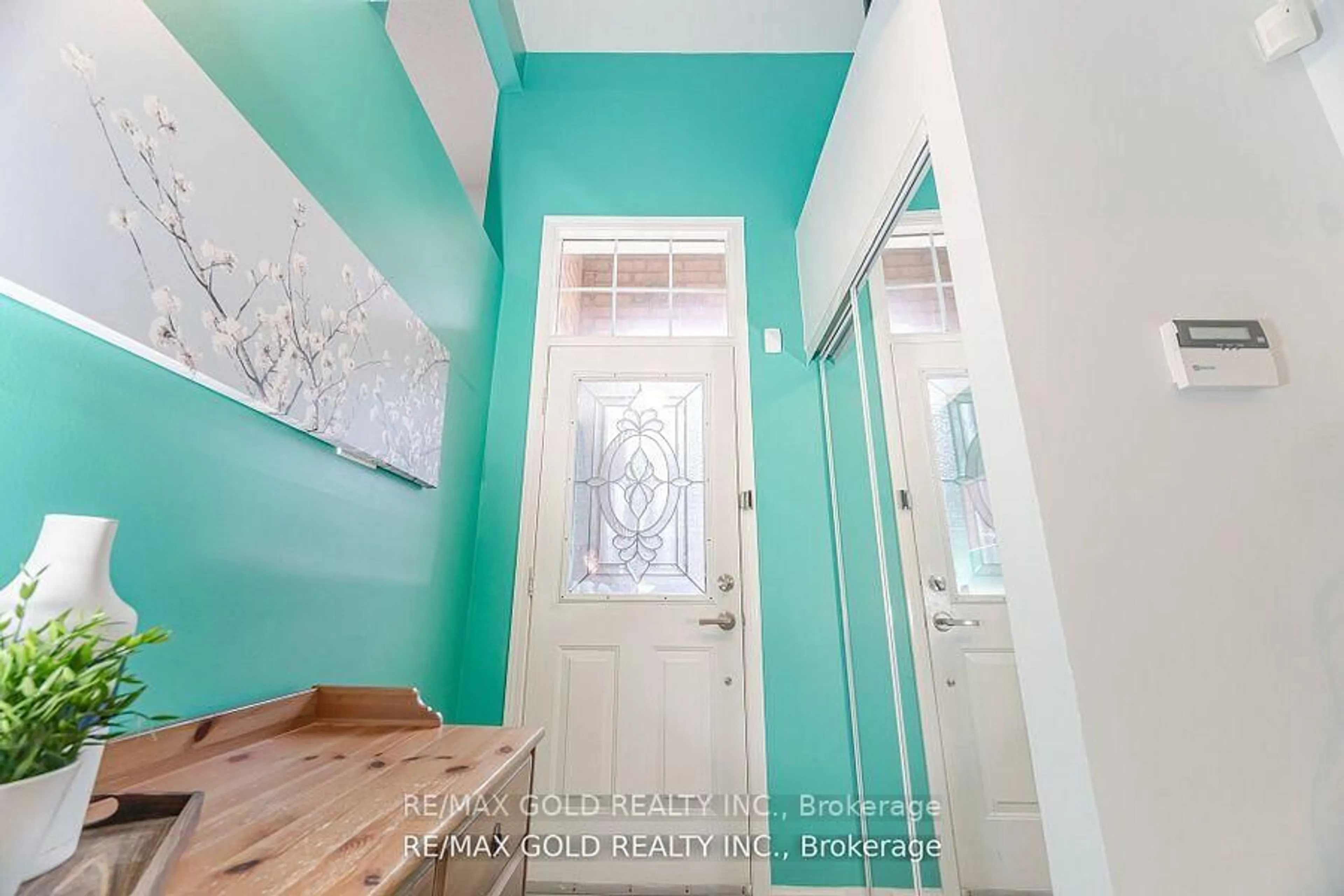 Indoor entryway for 2 Claybrick Crt #39, Brampton Ontario L6V 4M7