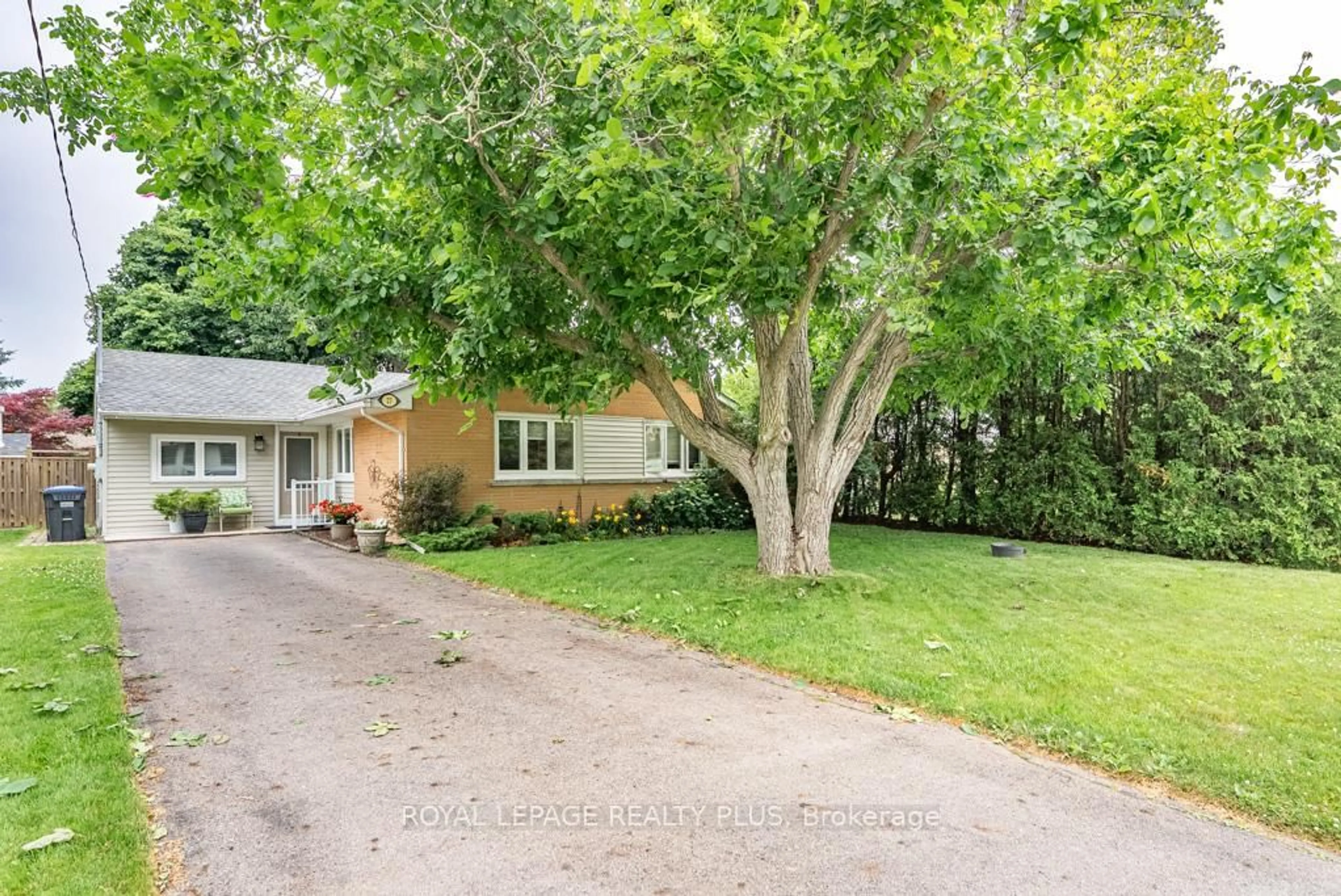 A pic from outside/outdoor area/front of a property/back of a property/a pic from drone, street for 27 Sora Dr, Mississauga Ontario L5M 1B3