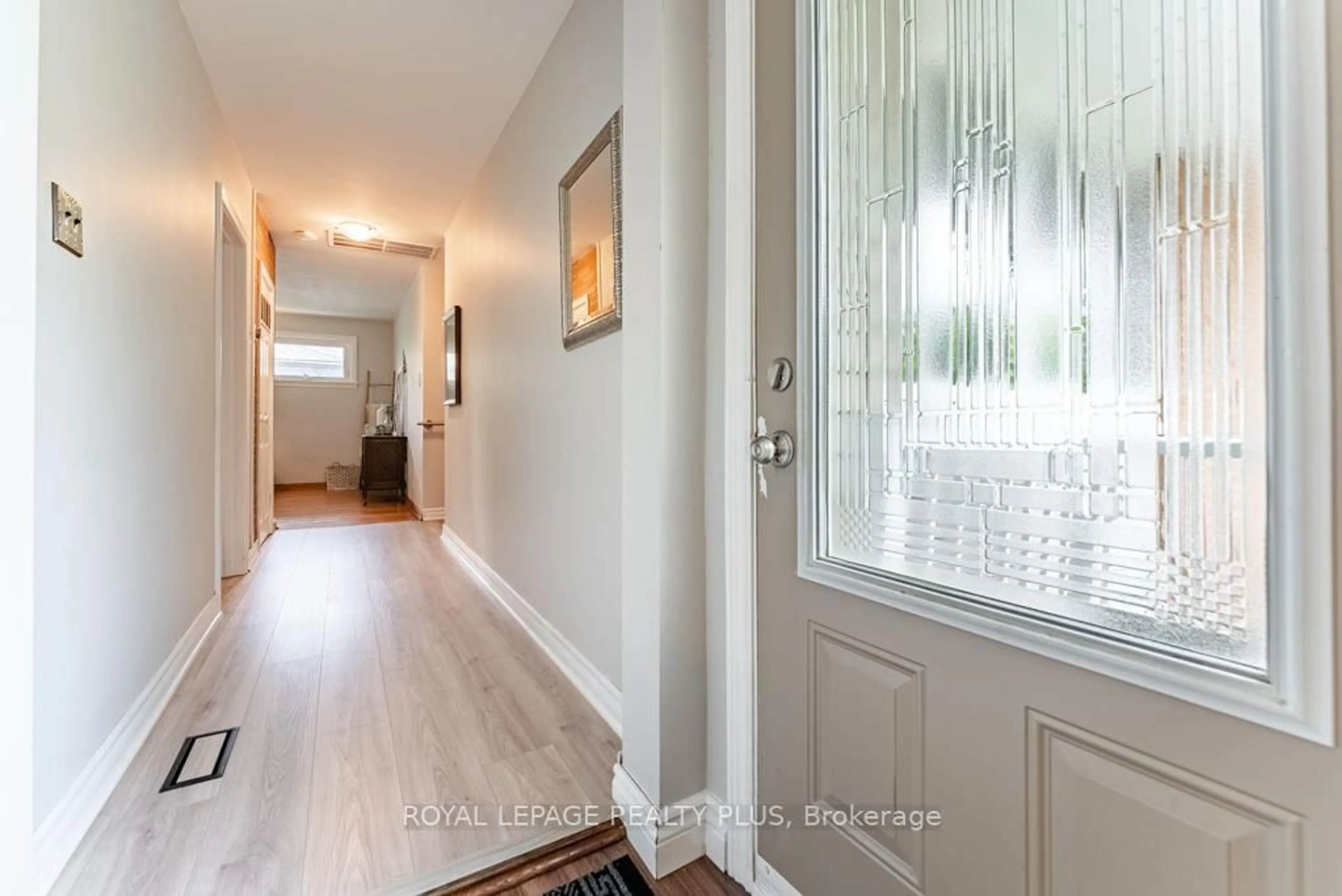 Indoor entryway for 27 Sora Dr, Mississauga Ontario L5M 1B3