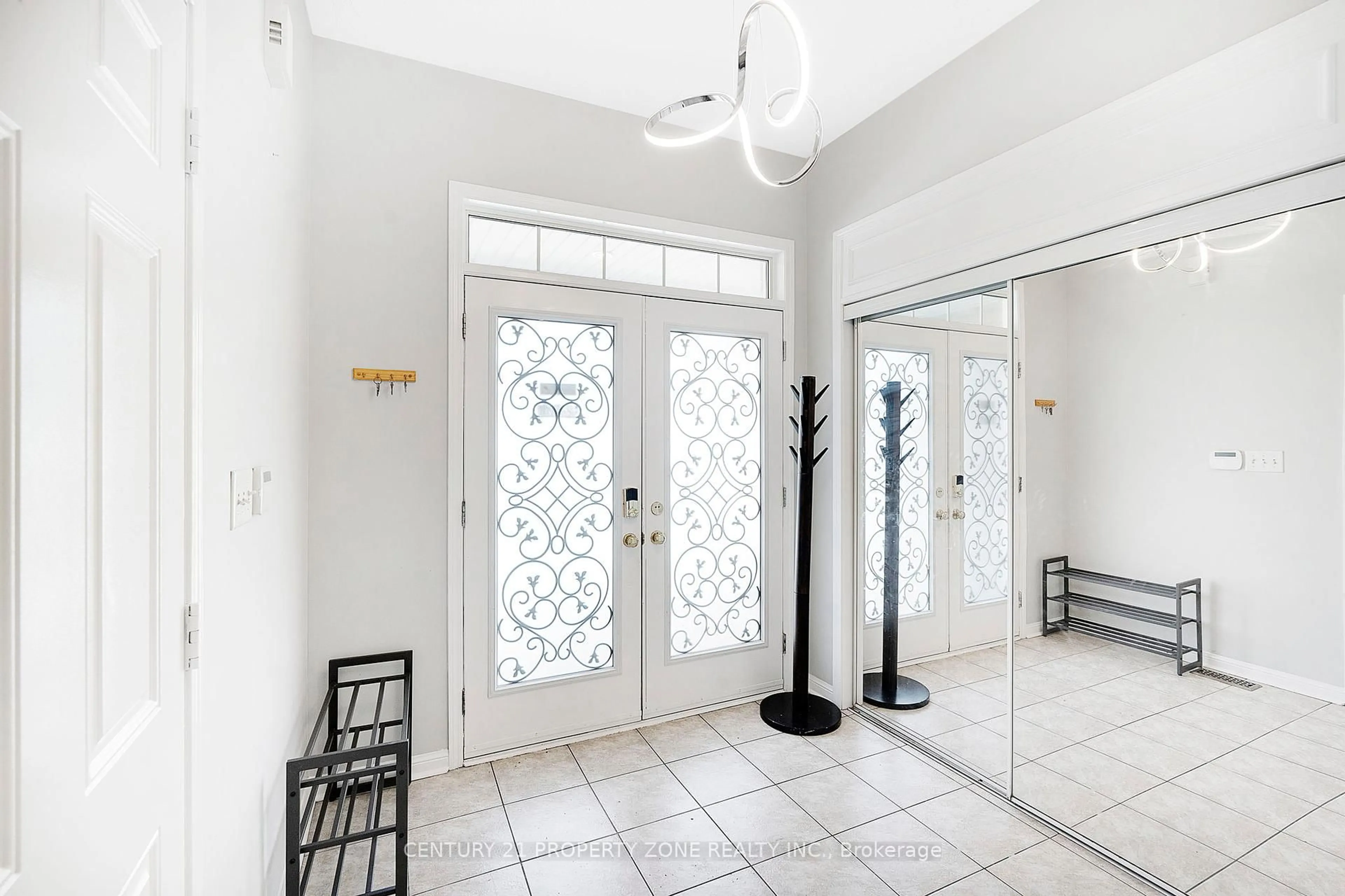 Indoor foyer for 416 Meadowridge Crt, Mississauga Ontario L5W 0B6