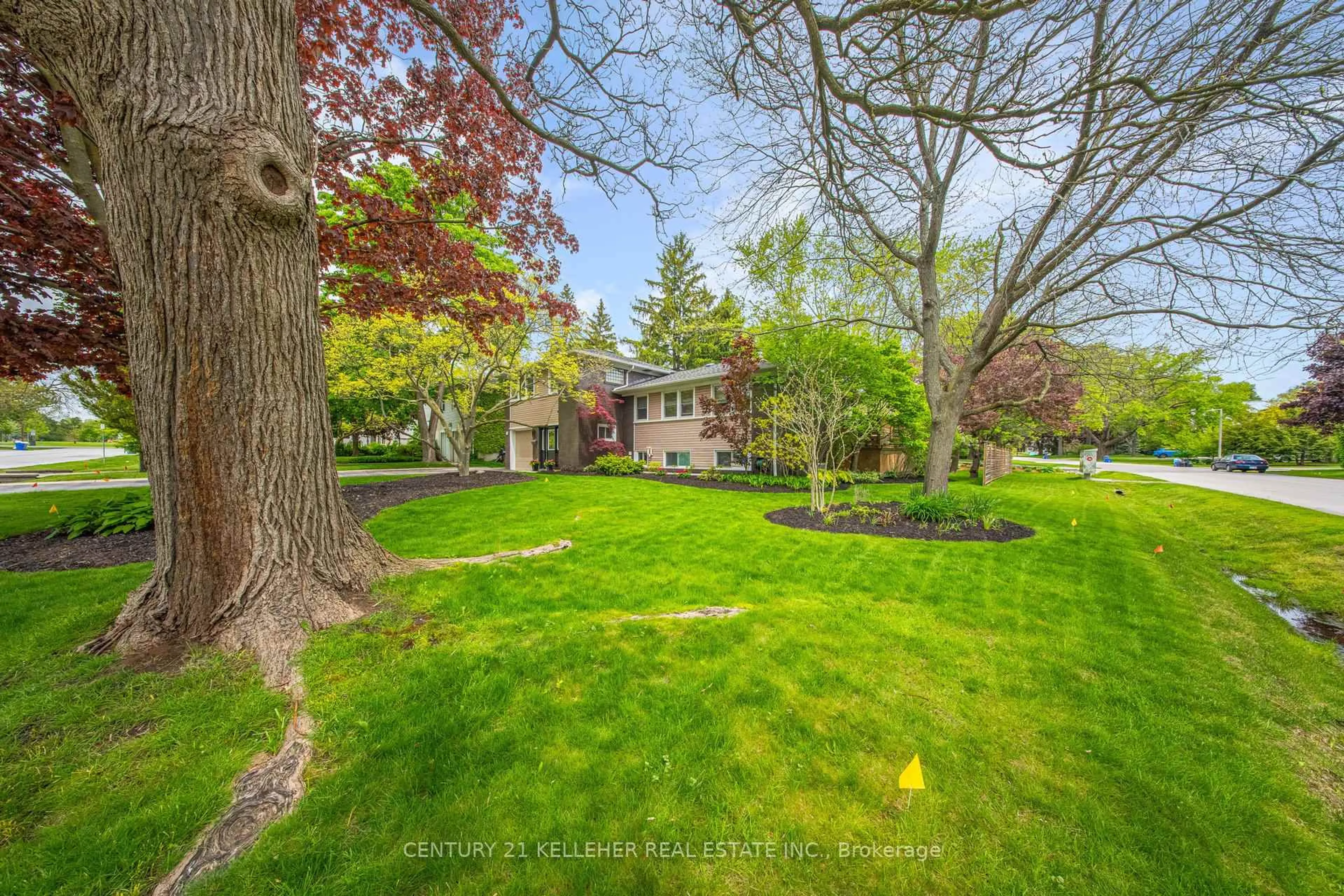 A pic from outside/outdoor area/front of a property/back of a property/a pic from drone, street for 183 Westminster Dr, Oakville Ontario L6L 4H8