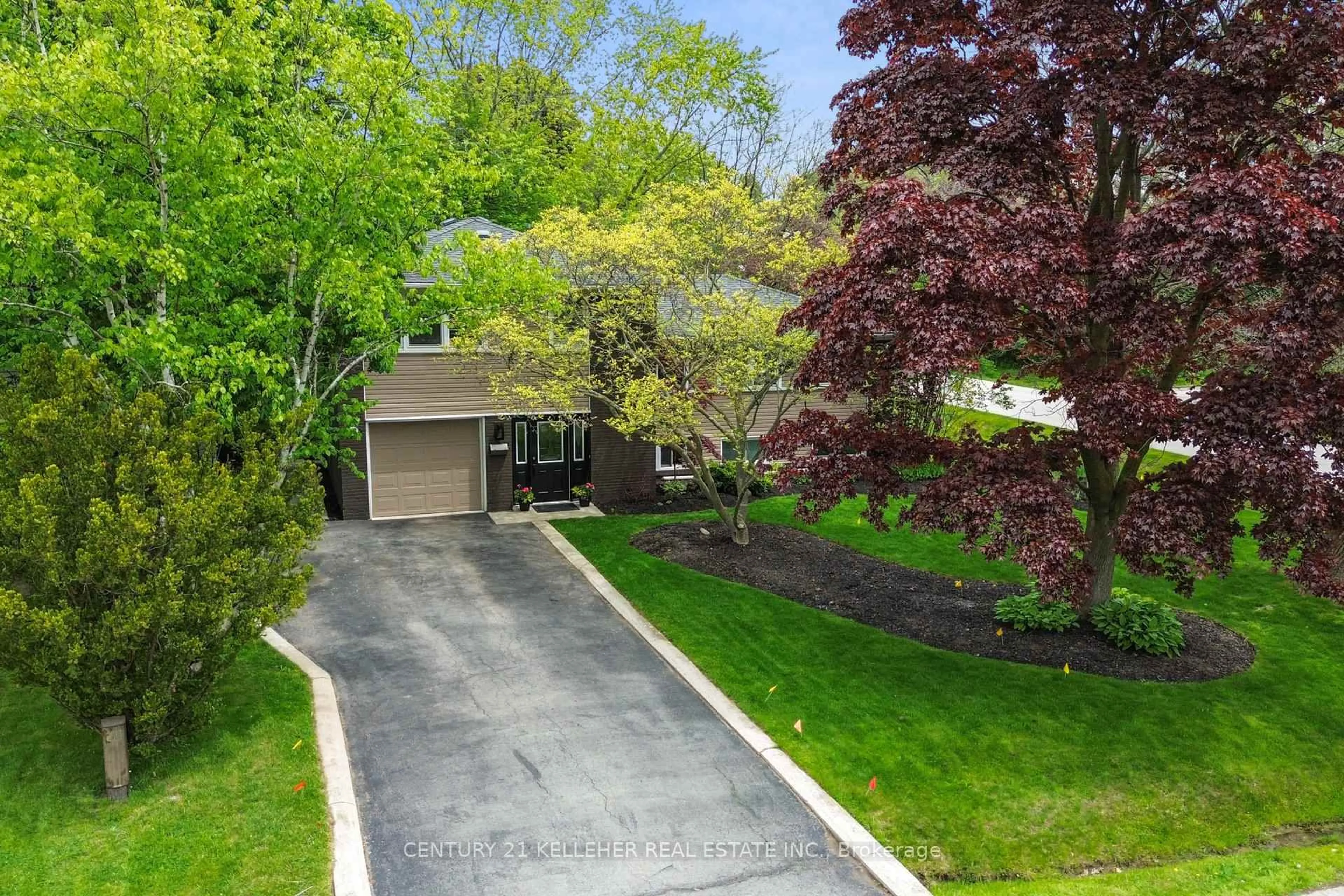 A pic from outside/outdoor area/front of a property/back of a property/a pic from drone, street for 183 Westminster Dr, Oakville Ontario L6L 4H8
