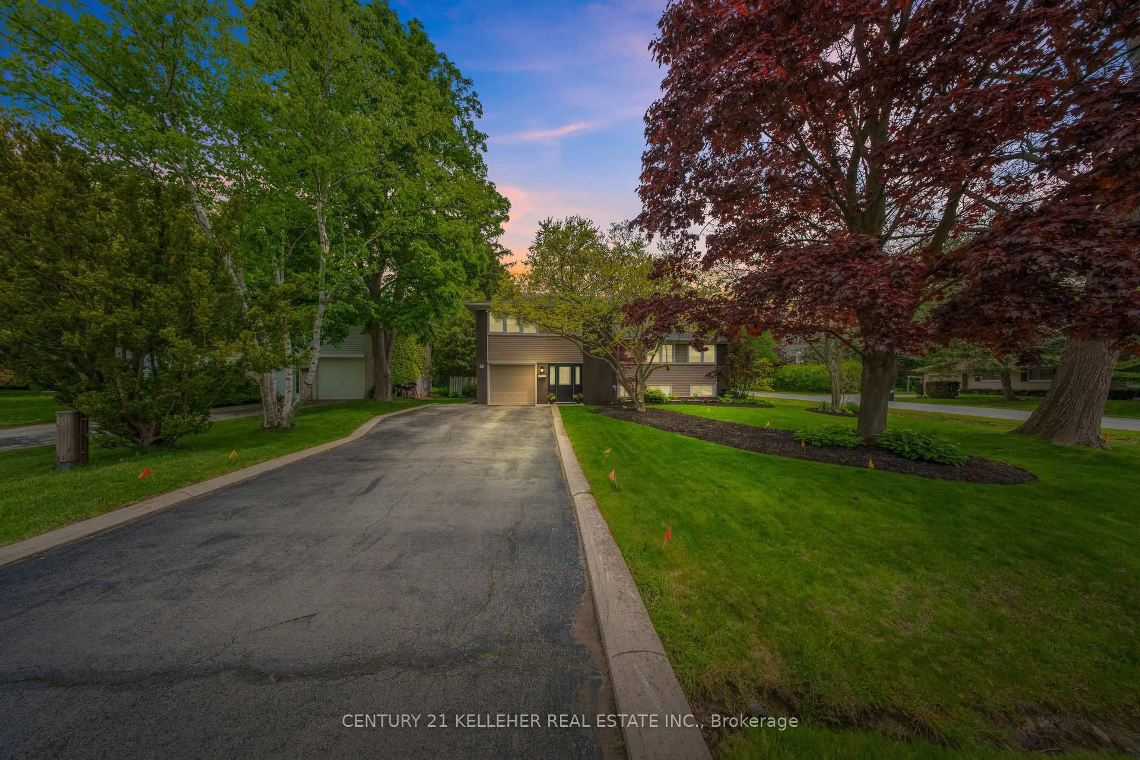 A pic from outside/outdoor area/front of a property/back of a property/a pic from drone, street for 183 Westminster Dr, Oakville Ontario L6L 4H8