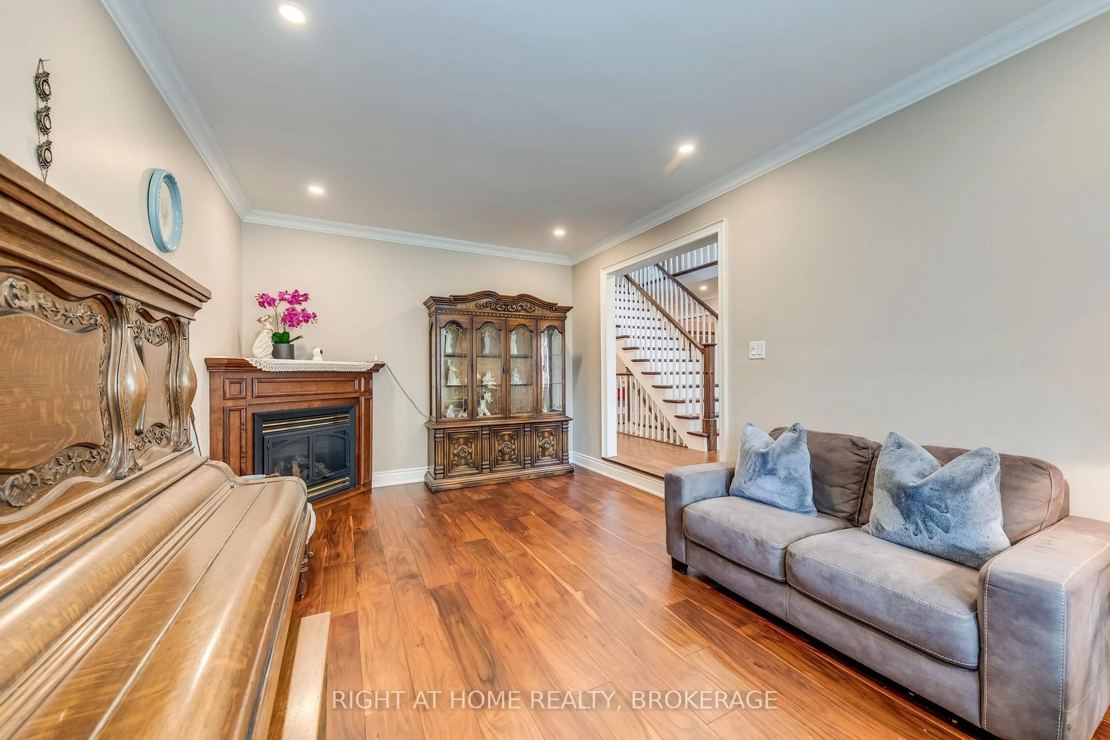 Living room with furniture, wood/laminate floor for 1311 Playter Pl, Oakville Ontario L6M 2V1