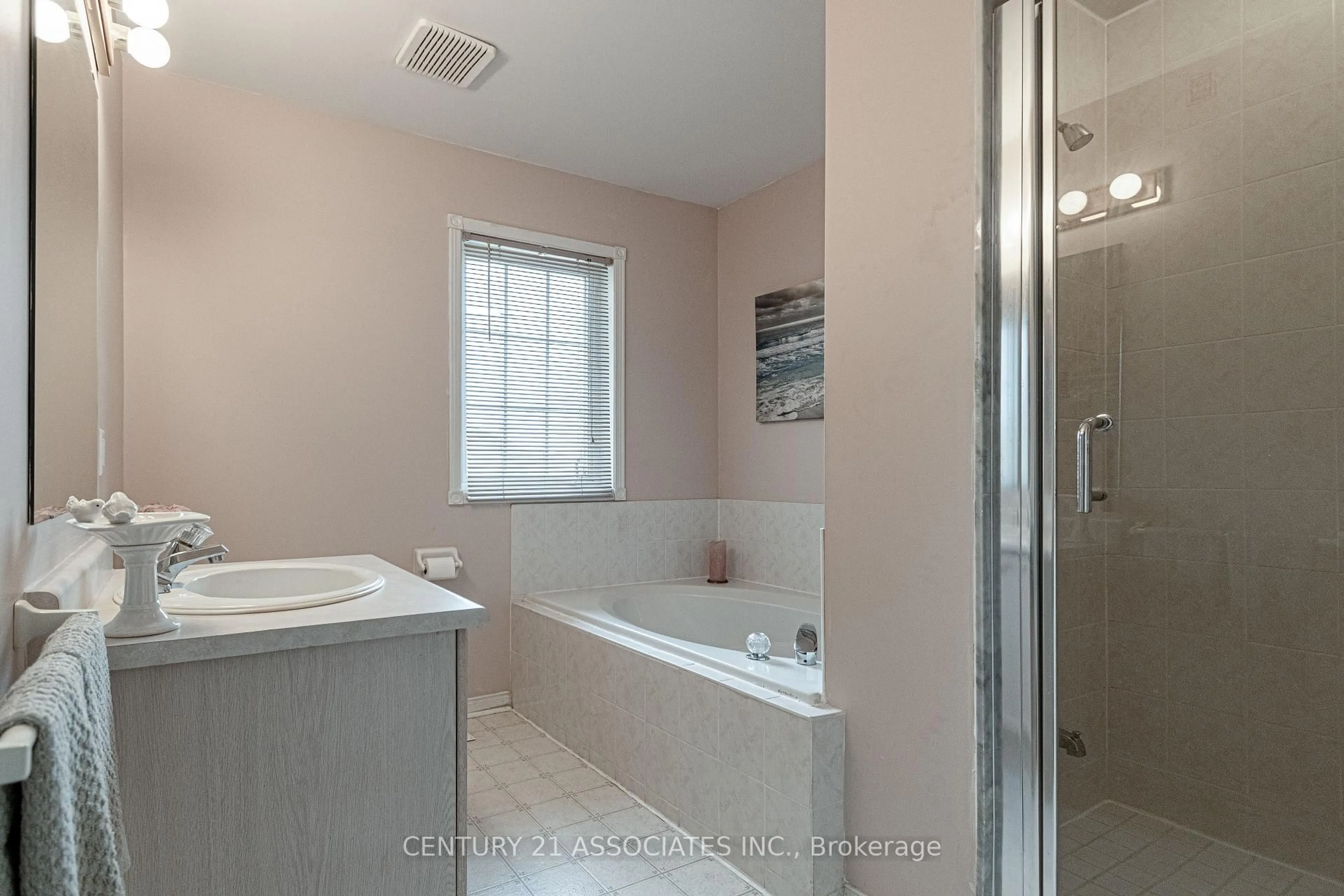 Standard bathroom, ceramic/tile floor for 5817 Sidmouth St, Mississauga Ontario L5V 2K3