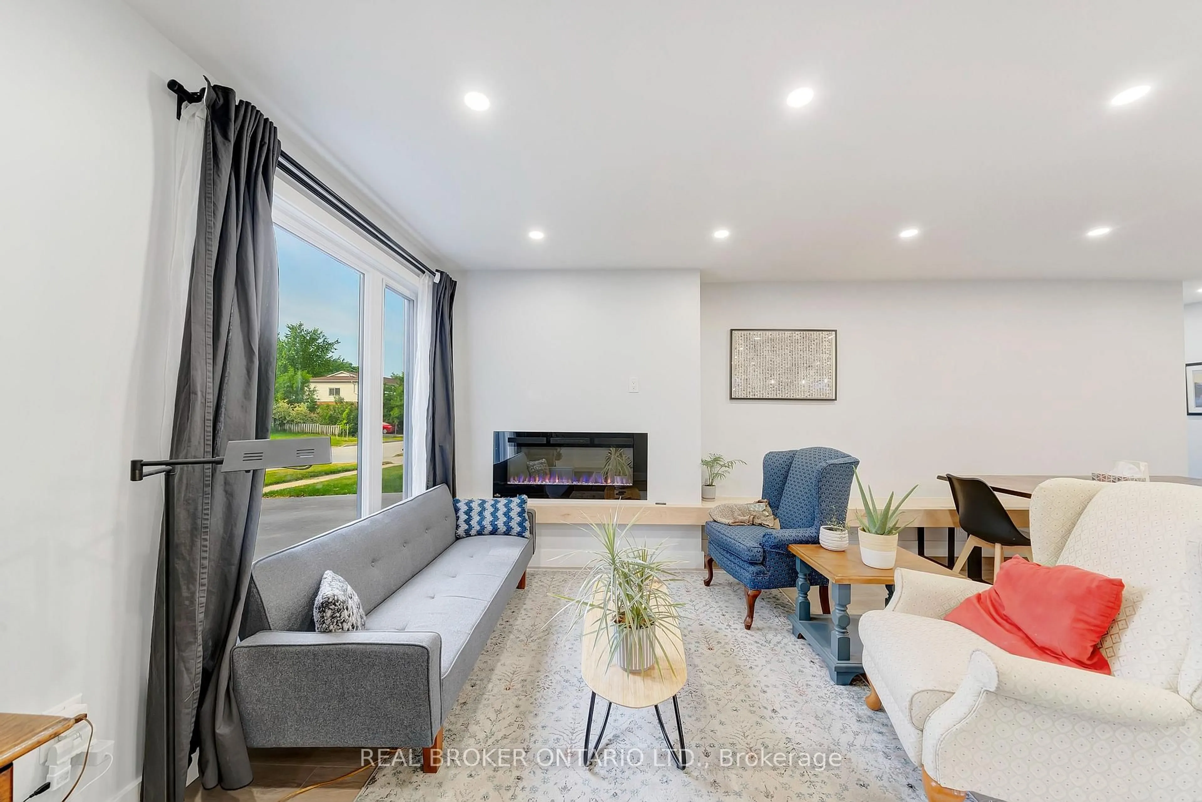 Living room with furniture, unknown for 579 Chamberlain Rd, Burlington Ontario L7L 2V2