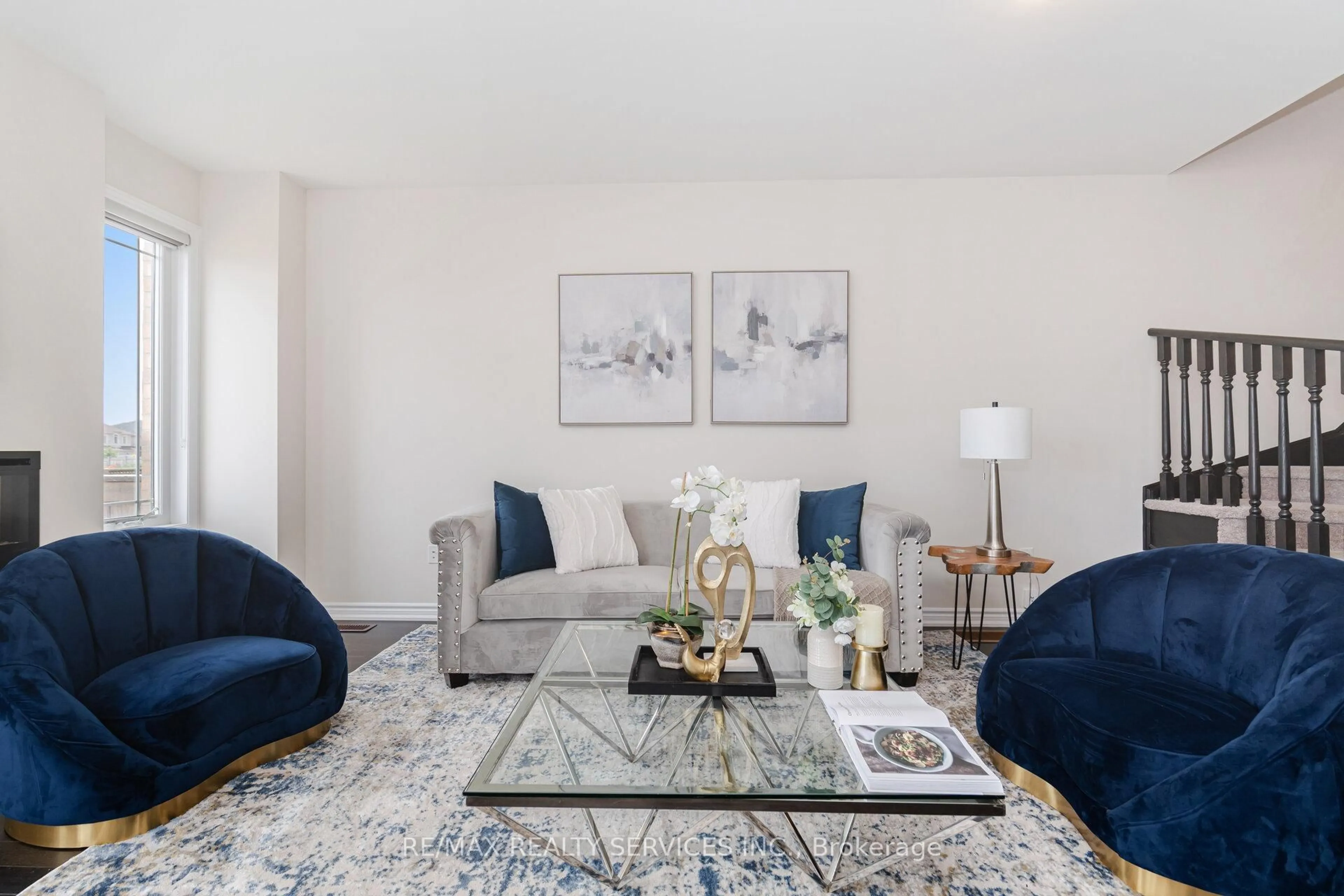 Living room with furniture, carpet floor for 21 Cosbury Lane, Caledon Ontario L7C 4H2
