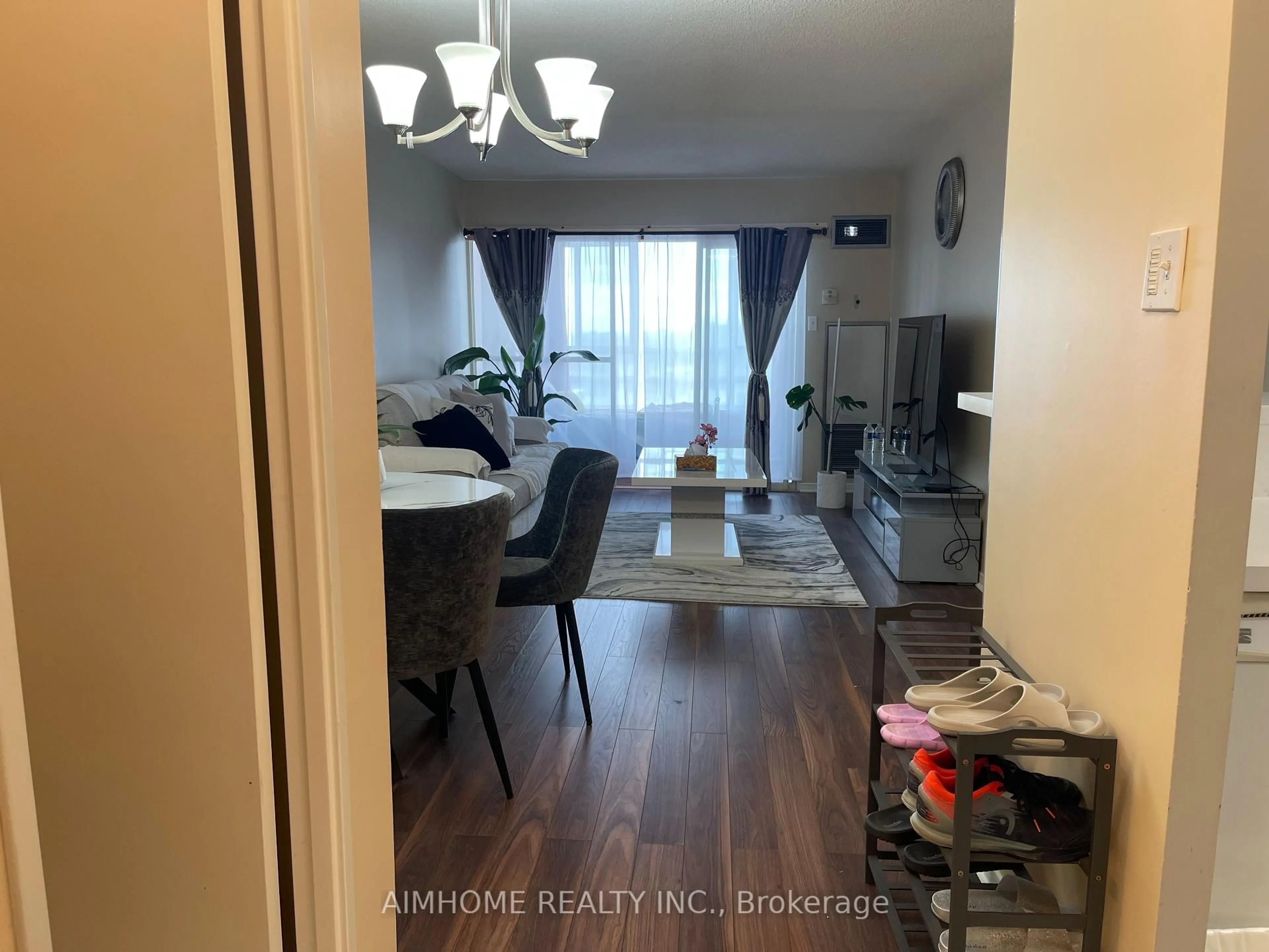 A pic of a room for 75 King St #1104, Mississauga Ontario L5A 4G5