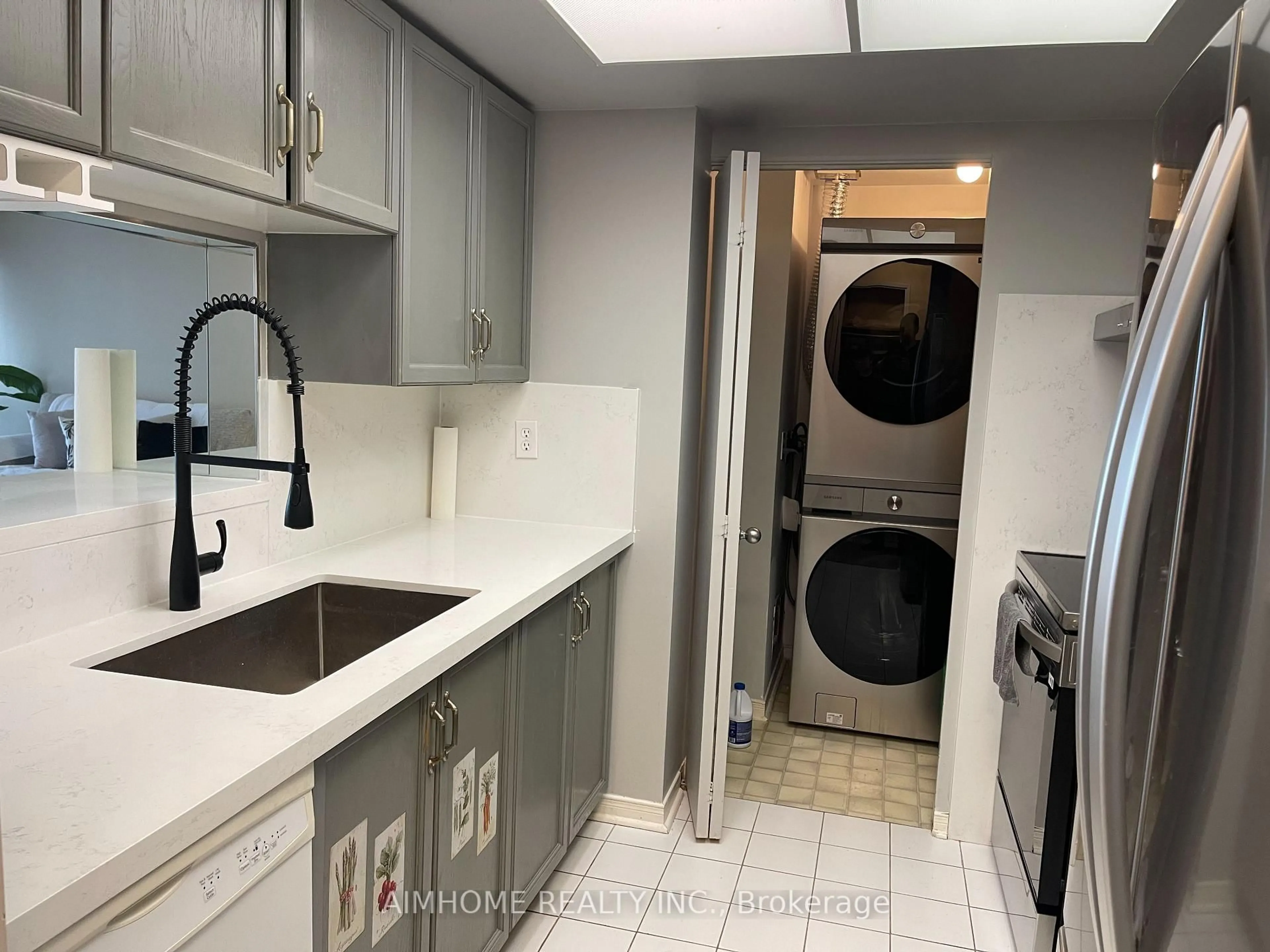 Laundry room for 75 King St #1104, Mississauga Ontario L5A 4G5