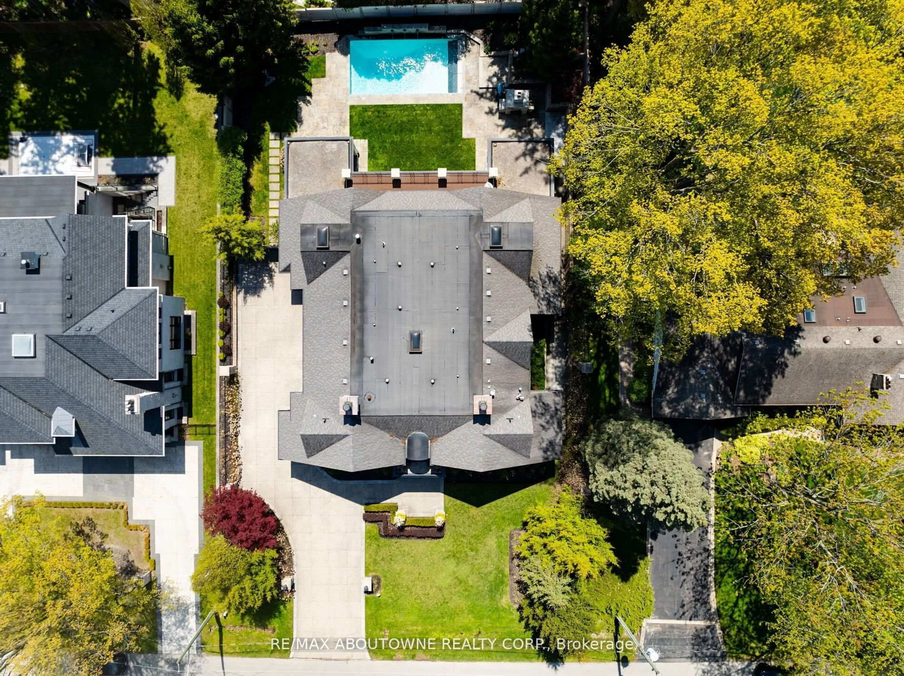 A pic from outside/outdoor area/front of a property/back of a property/a pic from drone, street for 64 Brentwood Rd, Oakville Ontario L6J 4B6