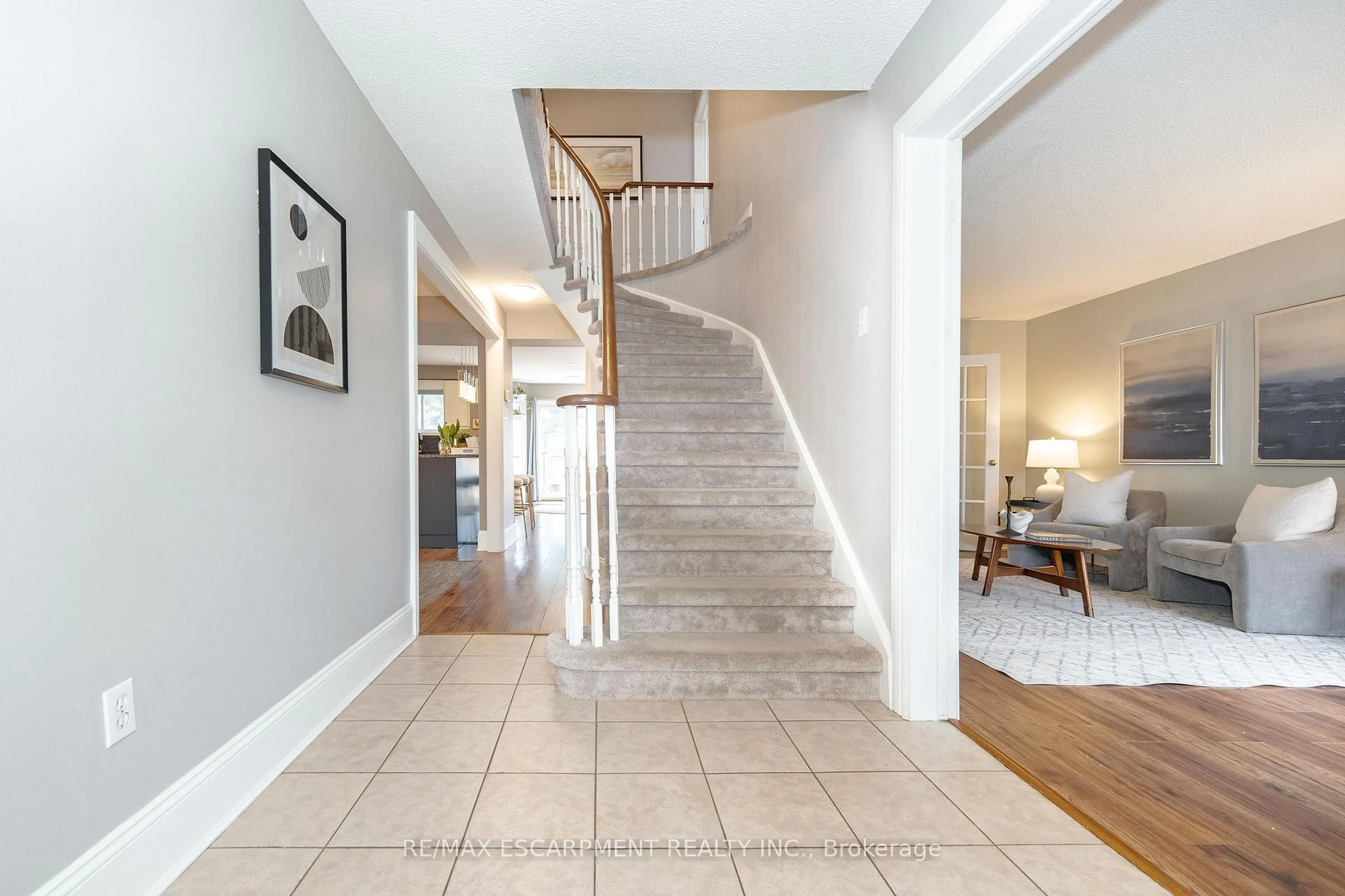 Indoor foyer for 2485 Newport St, Burlington Ontario L7M 3X7