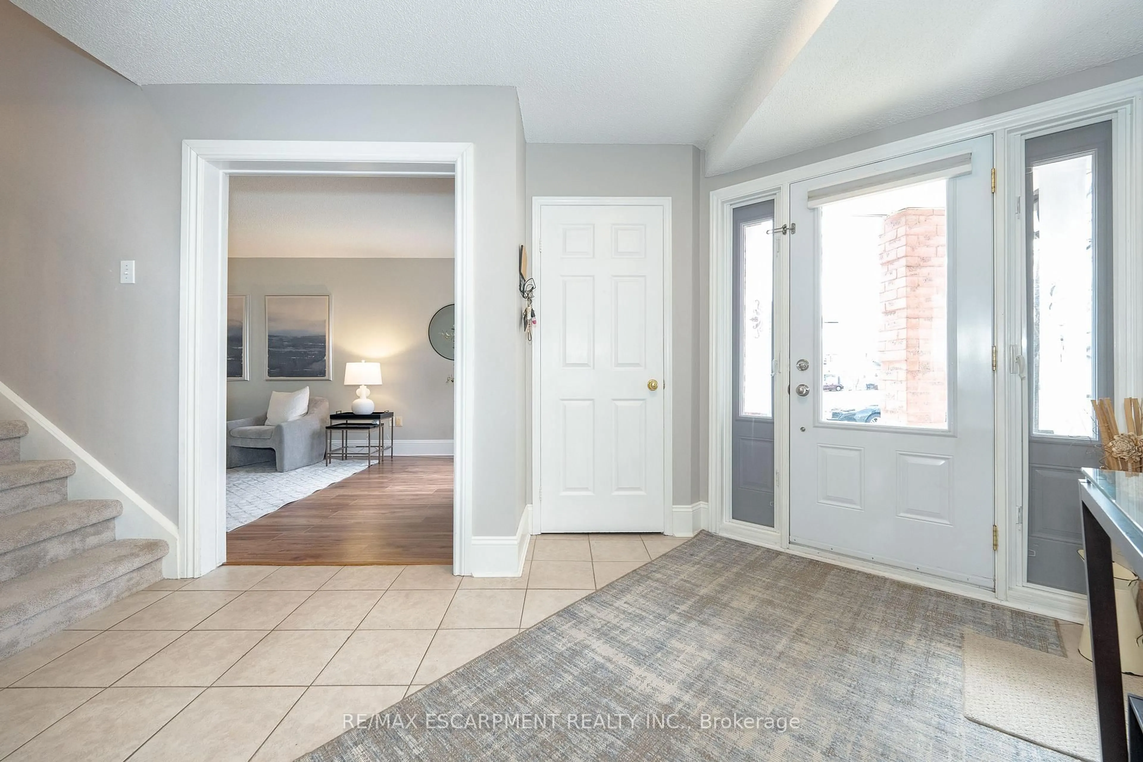 Indoor entryway for 2485 Newport St, Burlington Ontario L7M 3X7