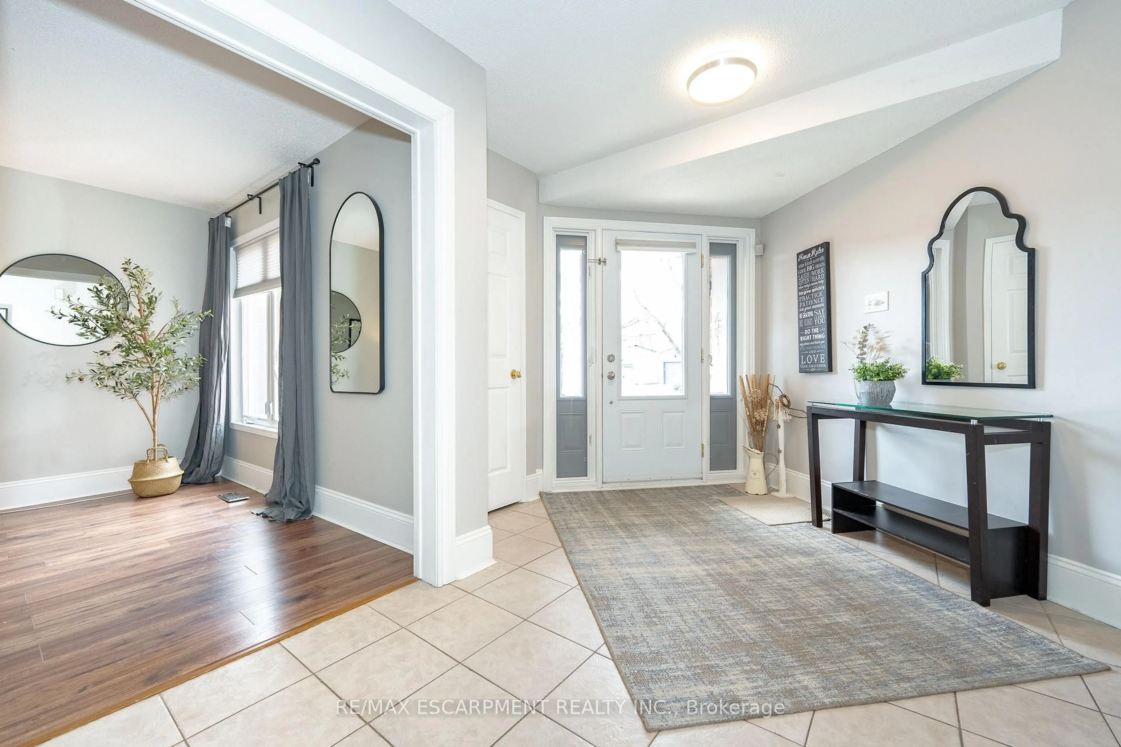 Indoor entryway for 2485 Newport St, Burlington Ontario L7M 3X7