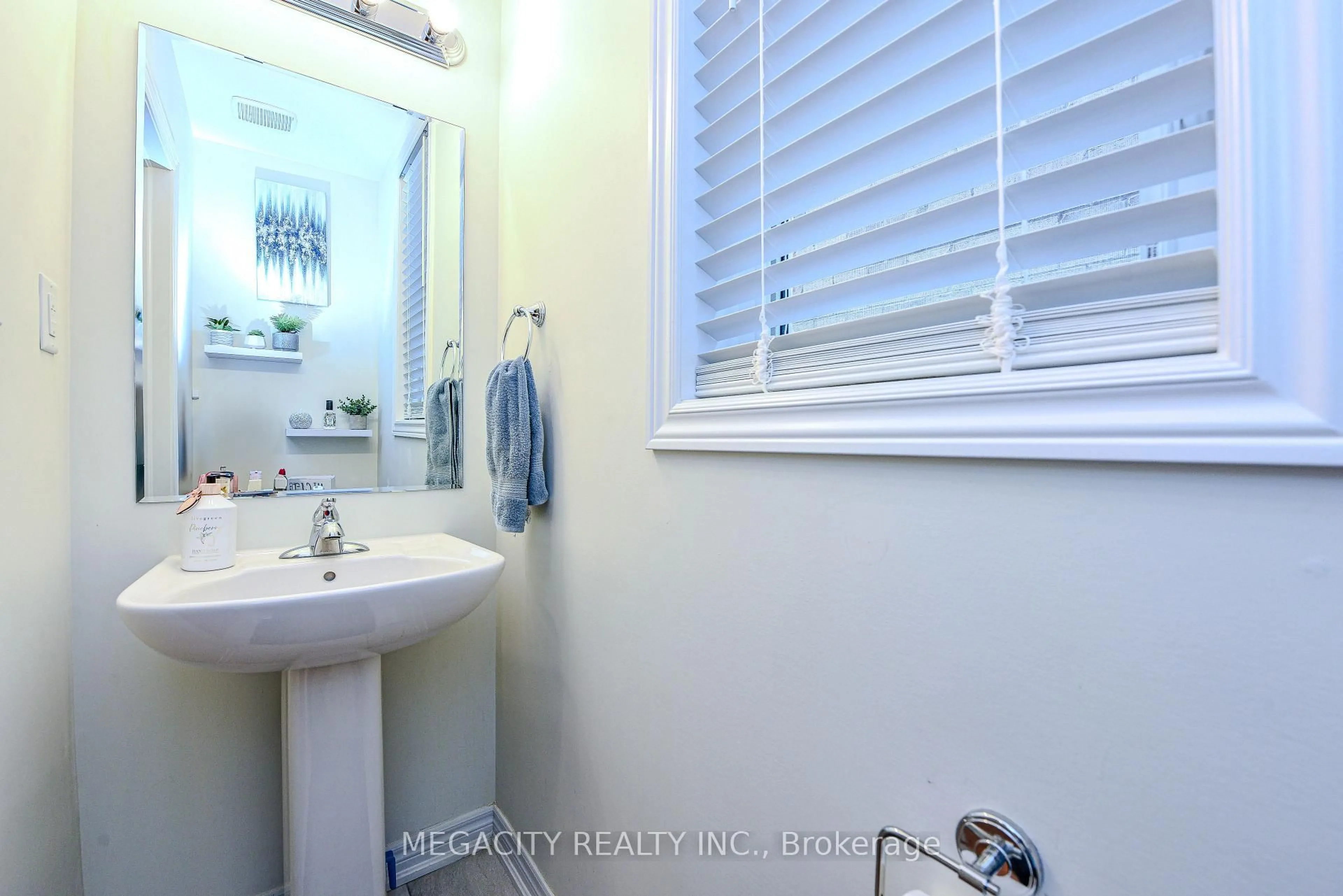 Standard bathroom, ceramic/tile floor for 5 Bushwood Tr, Brampton Ontario L7A 5J7