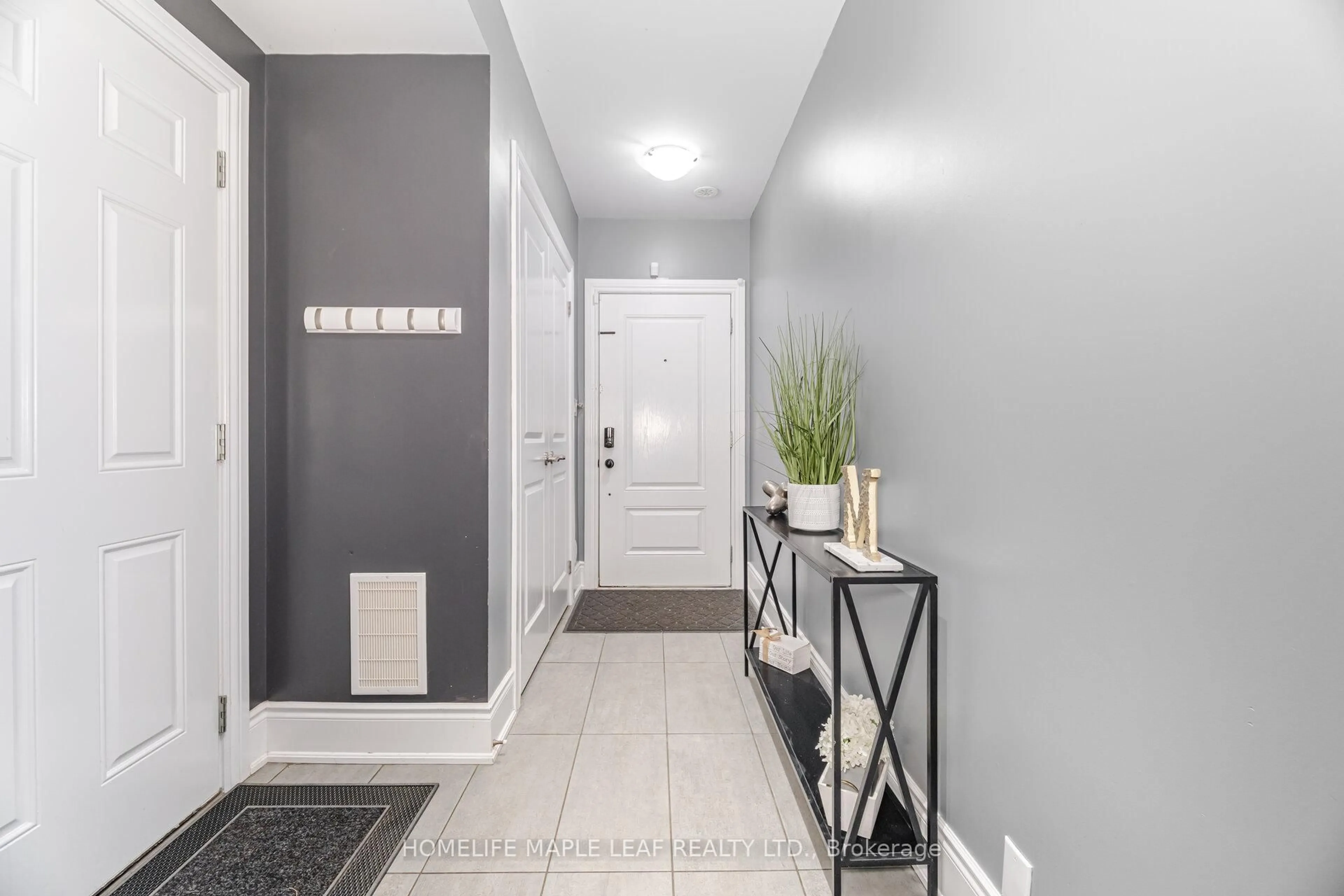 Indoor entryway for 2094 Queensborough Gate, Mississauga Ontario L5M 0X9