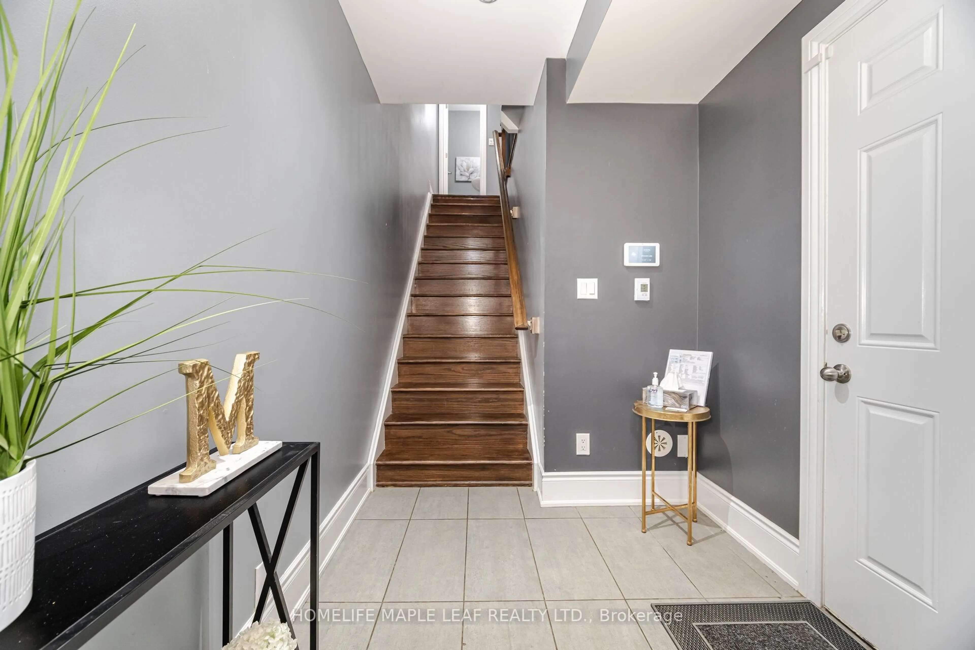 Indoor entryway for 2094 Queensborough Gate, Mississauga Ontario L5M 0X9