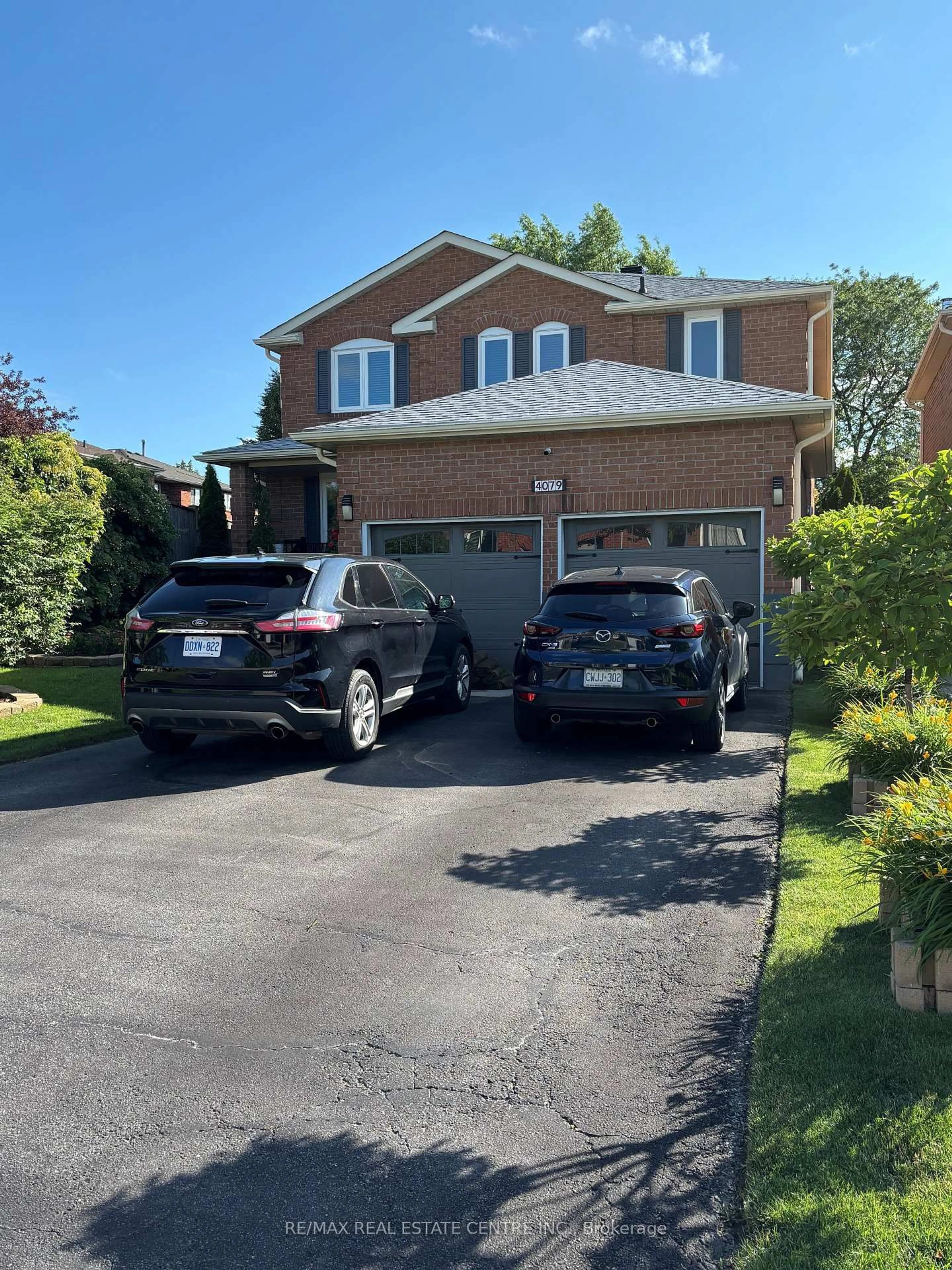 A pic from outside/outdoor area/front of a property/back of a property/a pic from drone, street for 4079 Rossland Cres, Mississauga Ontario L5L 4B4
