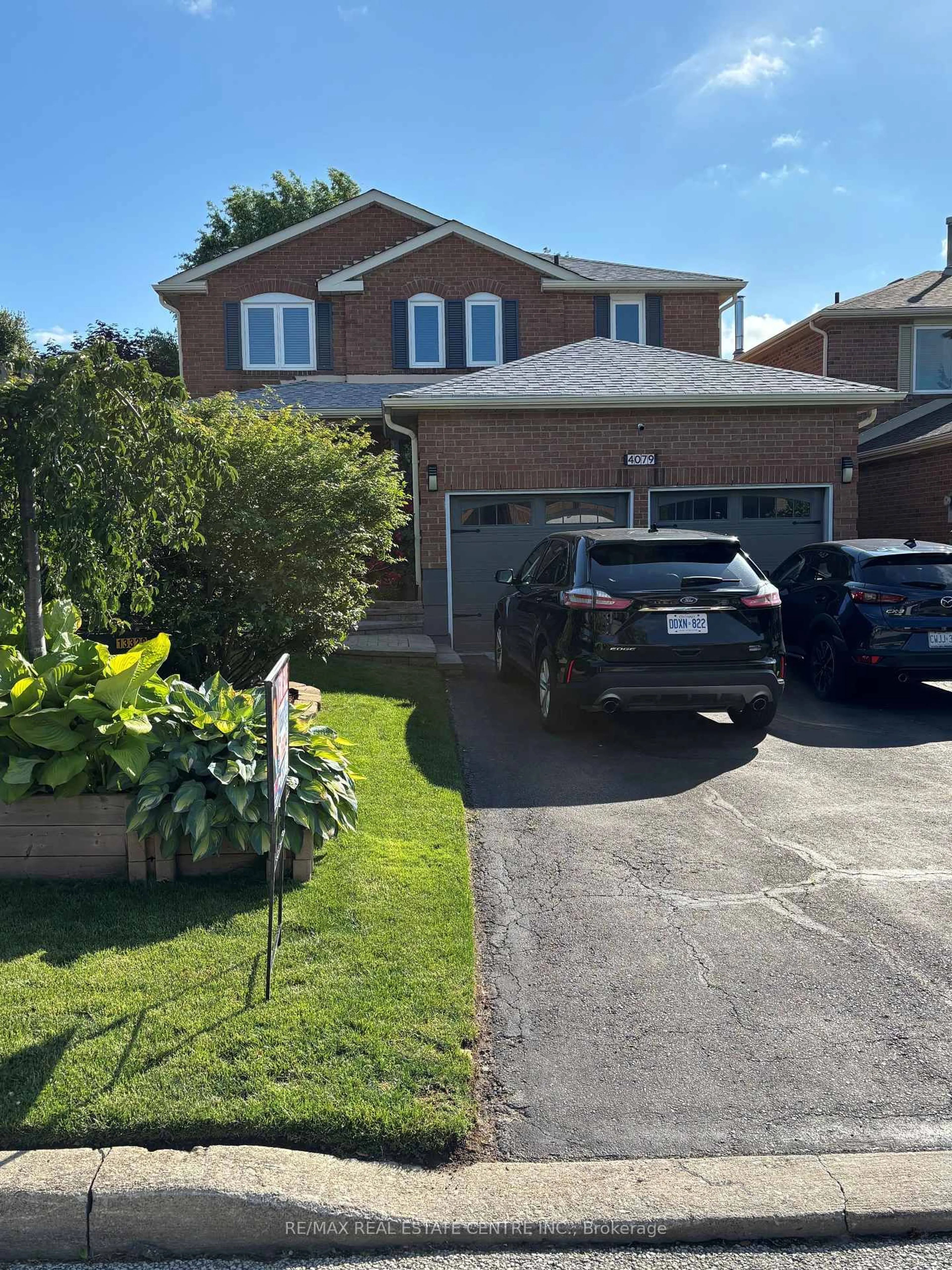 A pic from outside/outdoor area/front of a property/back of a property/a pic from drone, street for 4079 Rossland Cres, Mississauga Ontario L5L 4B4