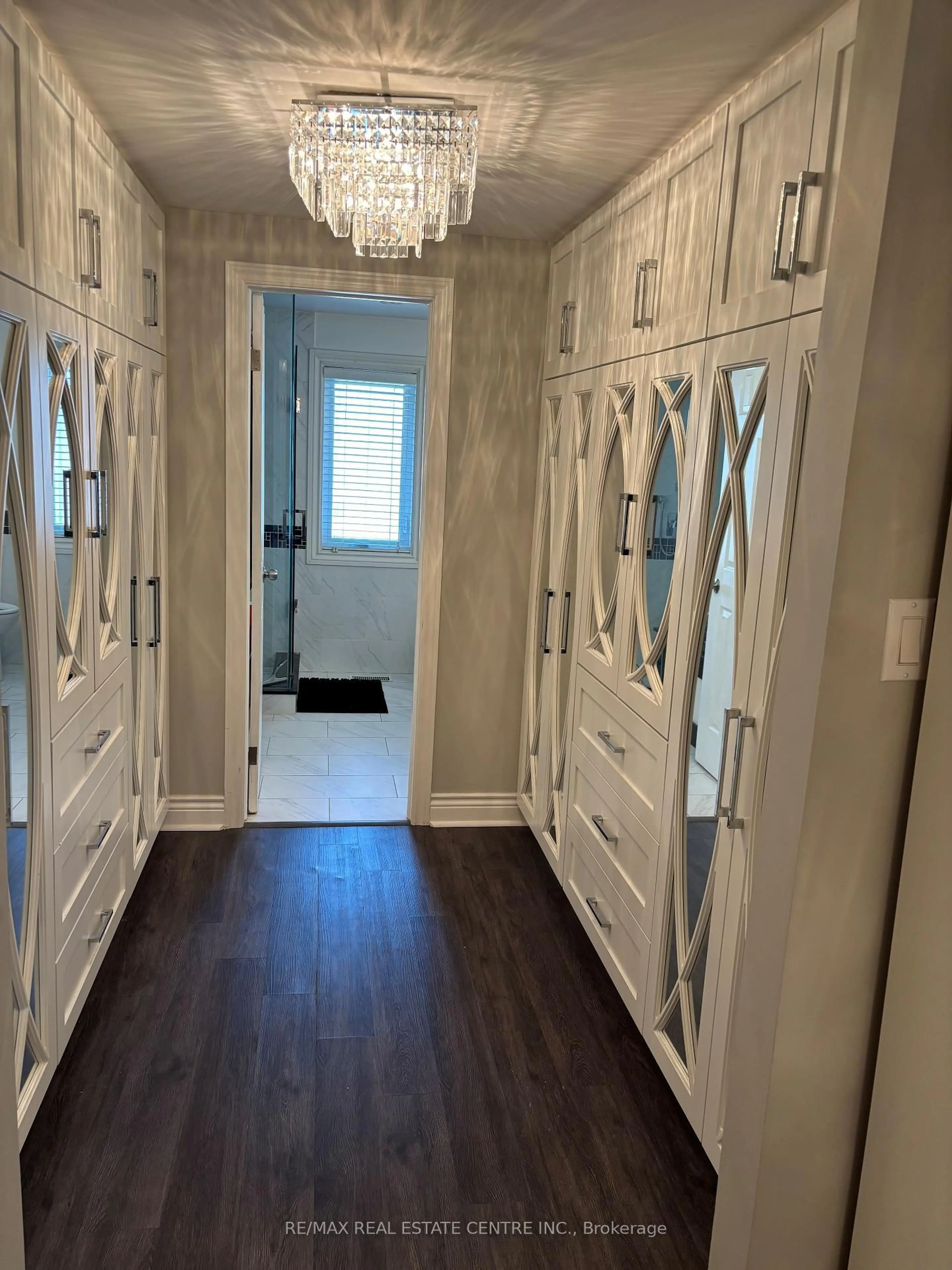 Indoor entryway for 4079 Rossland Cres, Mississauga Ontario L5L 4B4