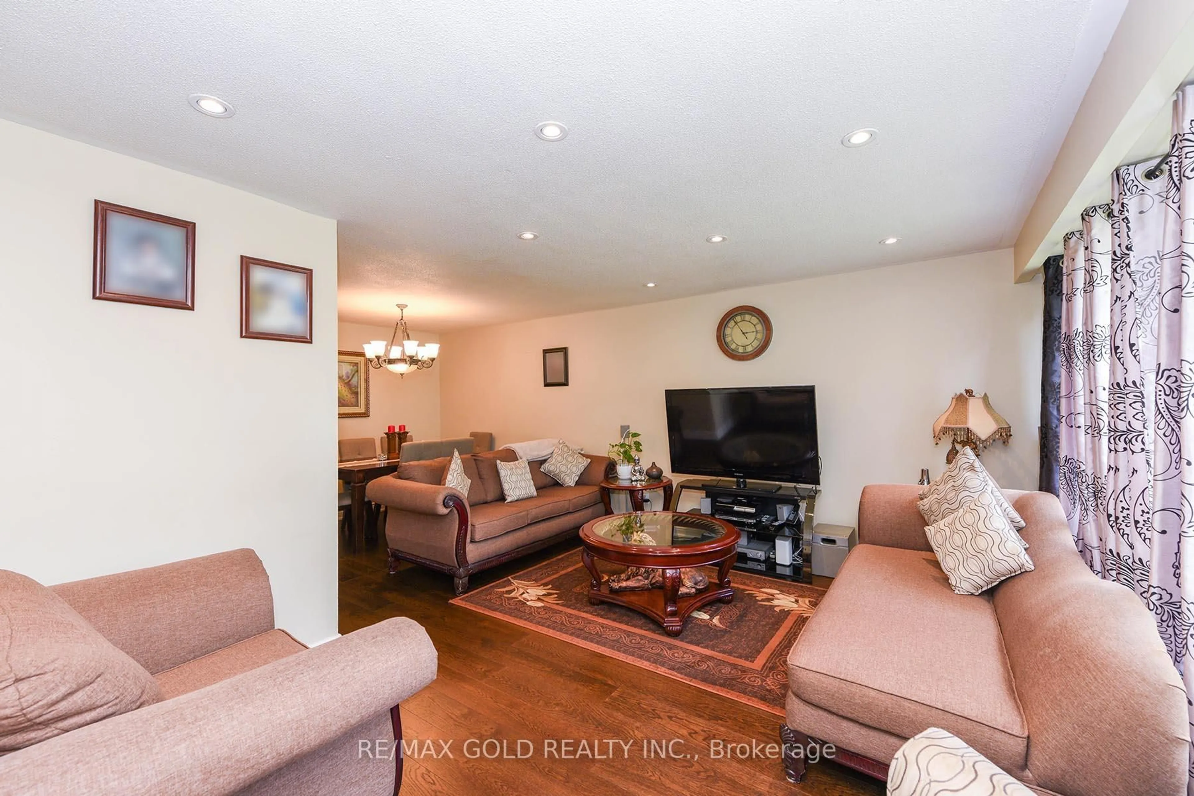 Living room with furniture, wood/laminate floor for 3507 Laddie Cres, Mississauga Ontario L4T 1N2