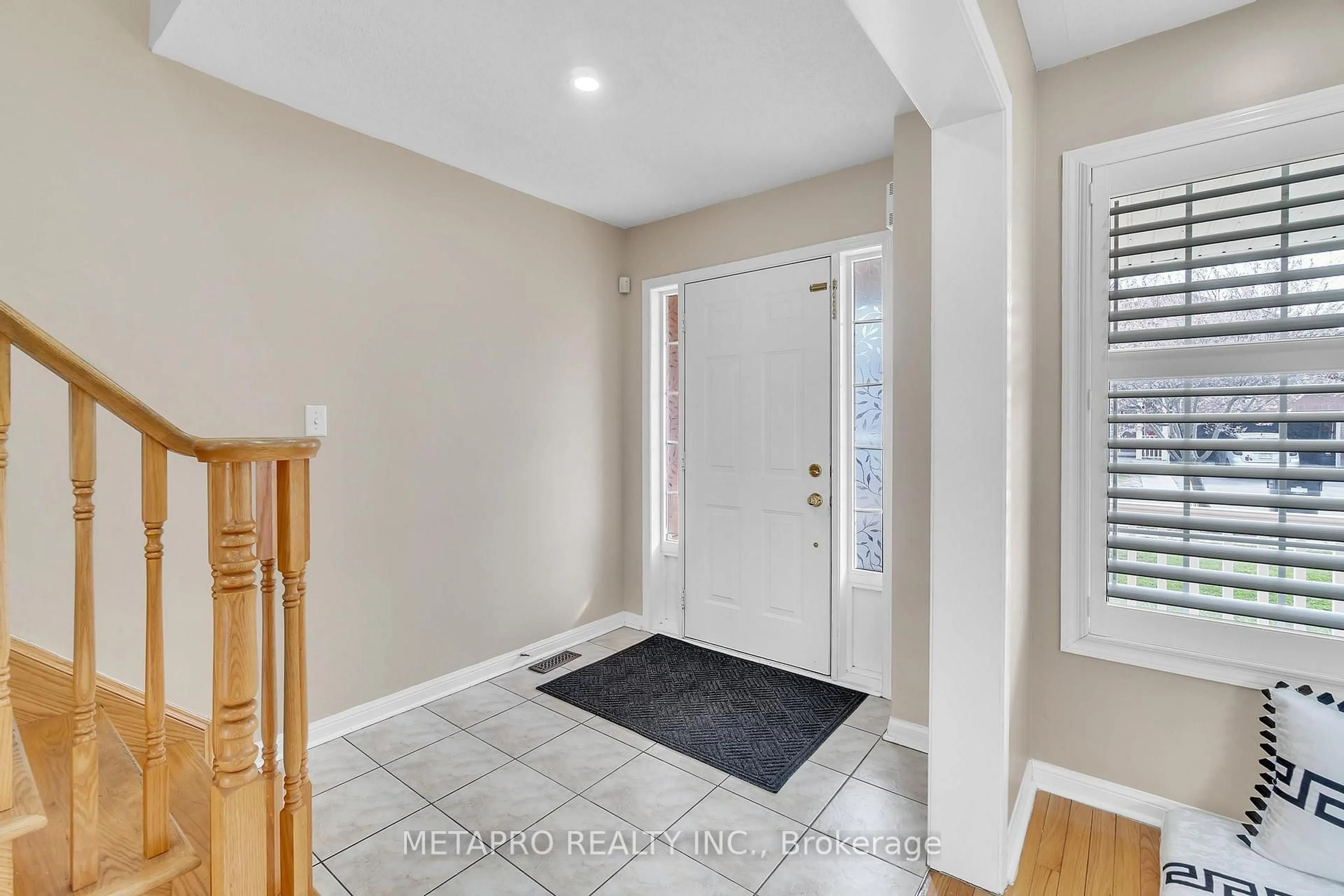Indoor entryway for 19 Firwood Cres, Brampton Ontario L6P 2J6