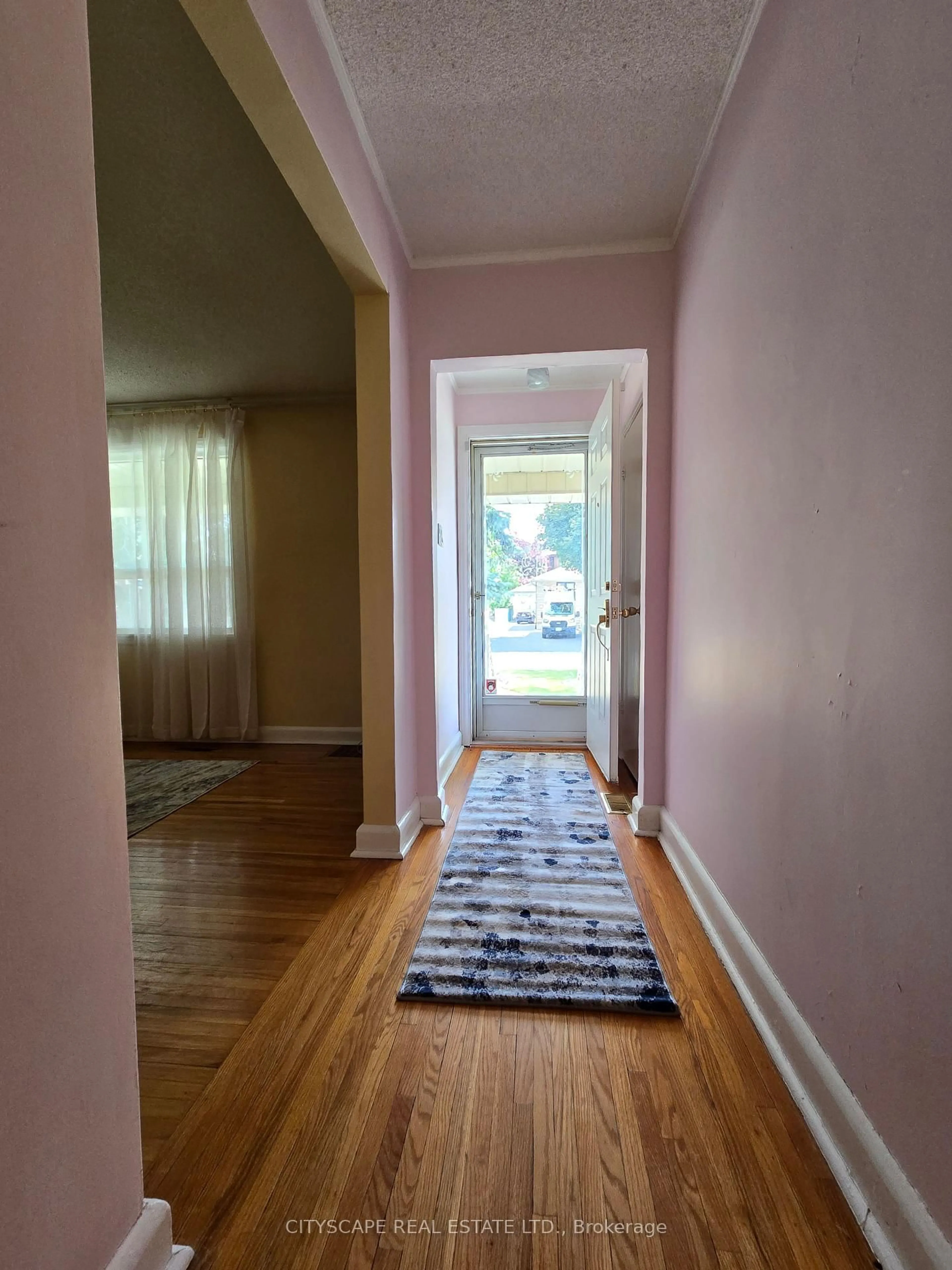 Indoor entryway for 1 Letchworth Cres, Toronto Ontario M3M 1Y7