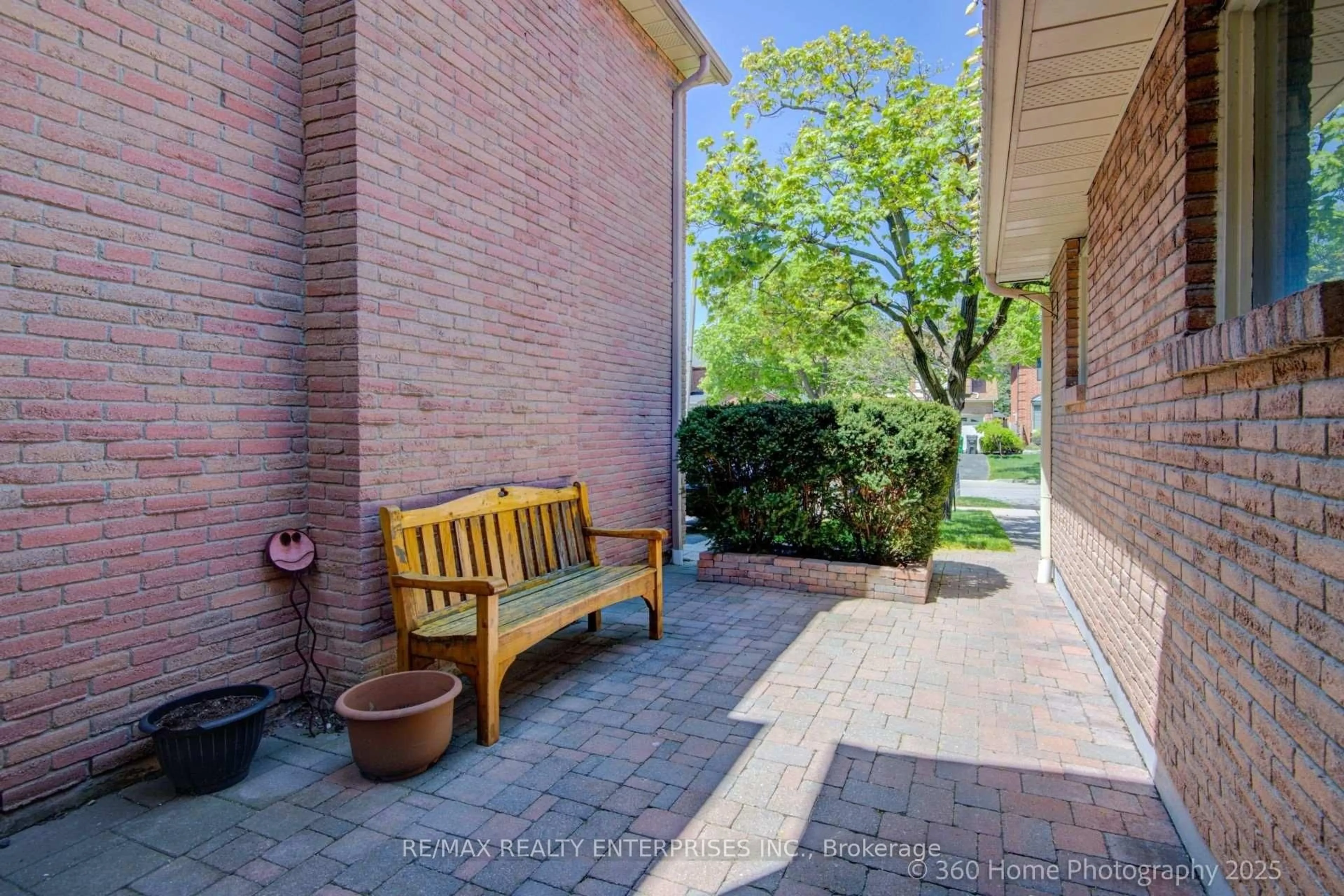 Patio, street for 4425 Sawmill Valley Dr, Mississauga Ontario L5L 3H8