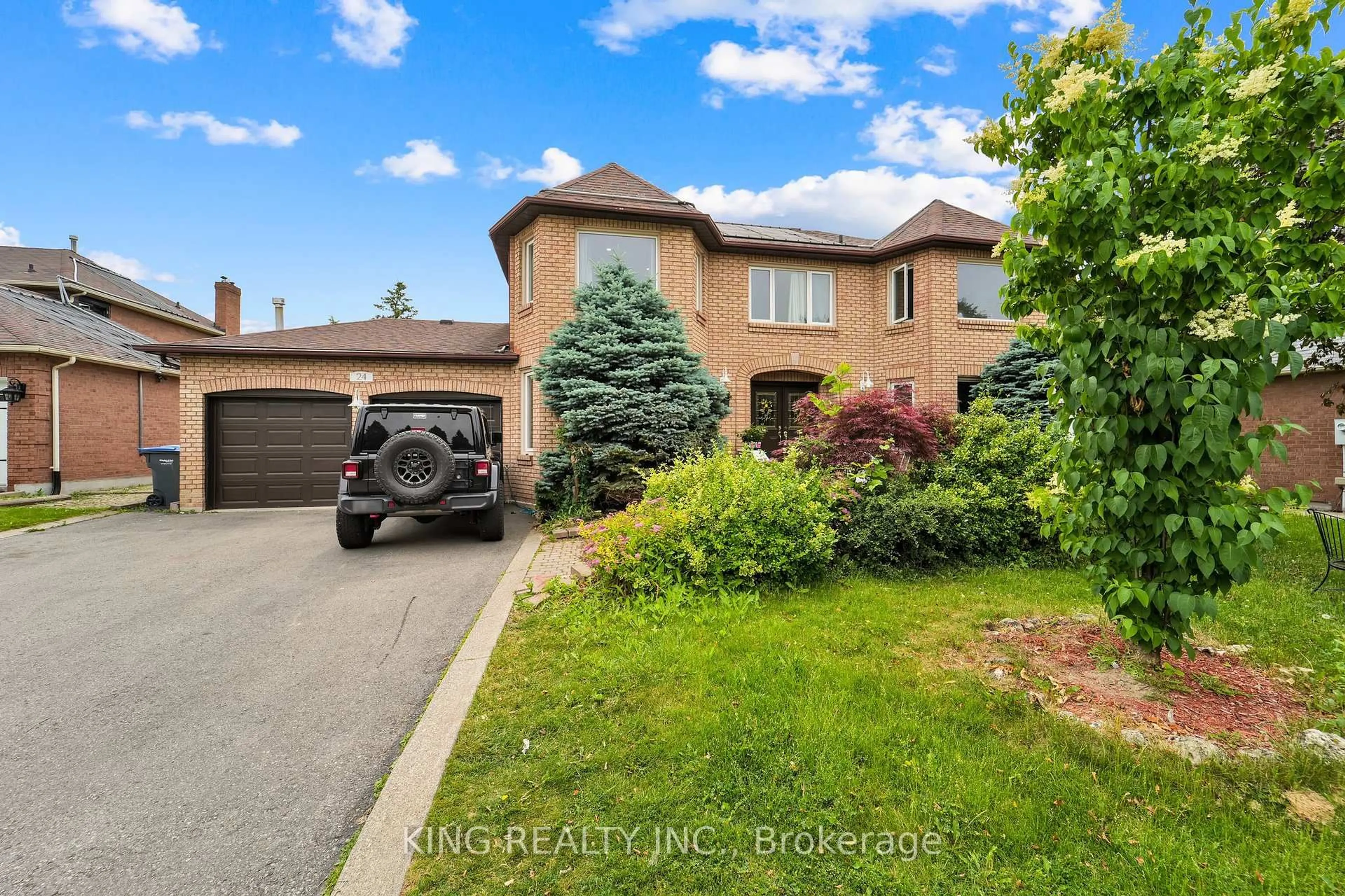 A pic from outside/outdoor area/front of a property/back of a property/a pic from drone, street for 24 Vogue Cres, Brampton Ontario L6Z 4M7
