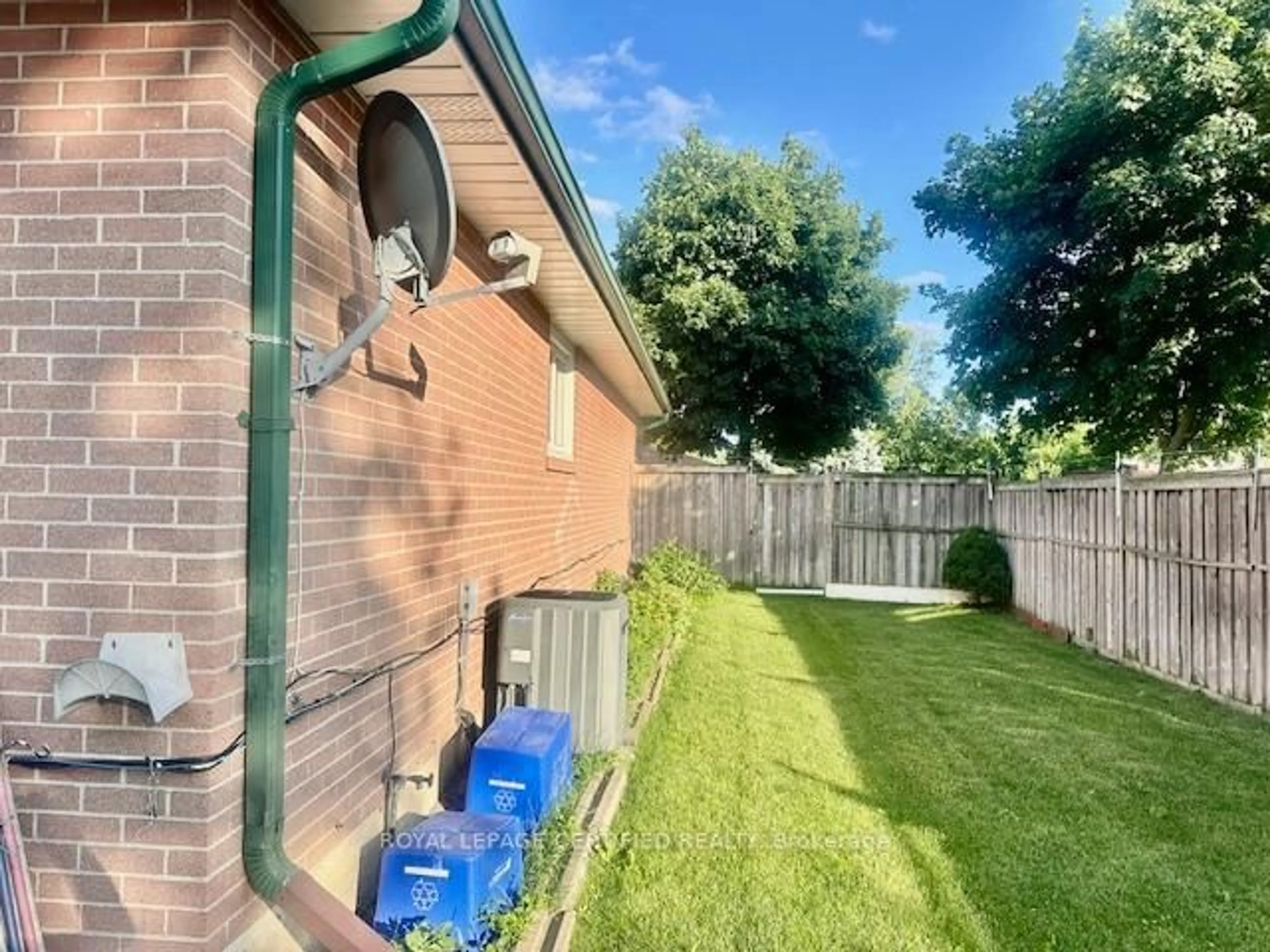 A pic from outside/outdoor area/front of a property/back of a property/a pic from drone, street for 36 Watson Cres, Brampton Ontario L6W 1E7