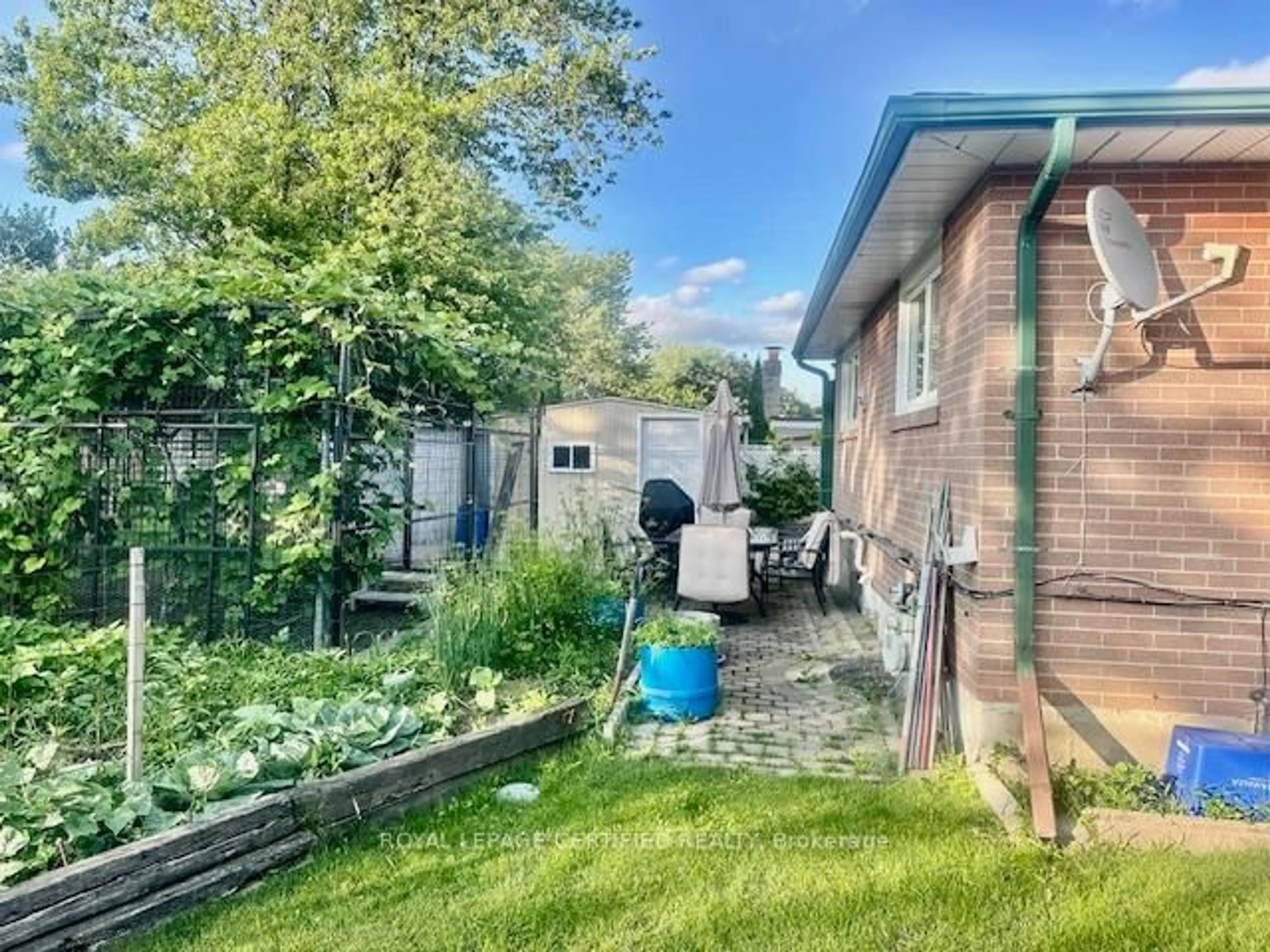 A pic from outside/outdoor area/front of a property/back of a property/a pic from drone, street for 36 Watson Cres, Brampton Ontario L6W 1E7
