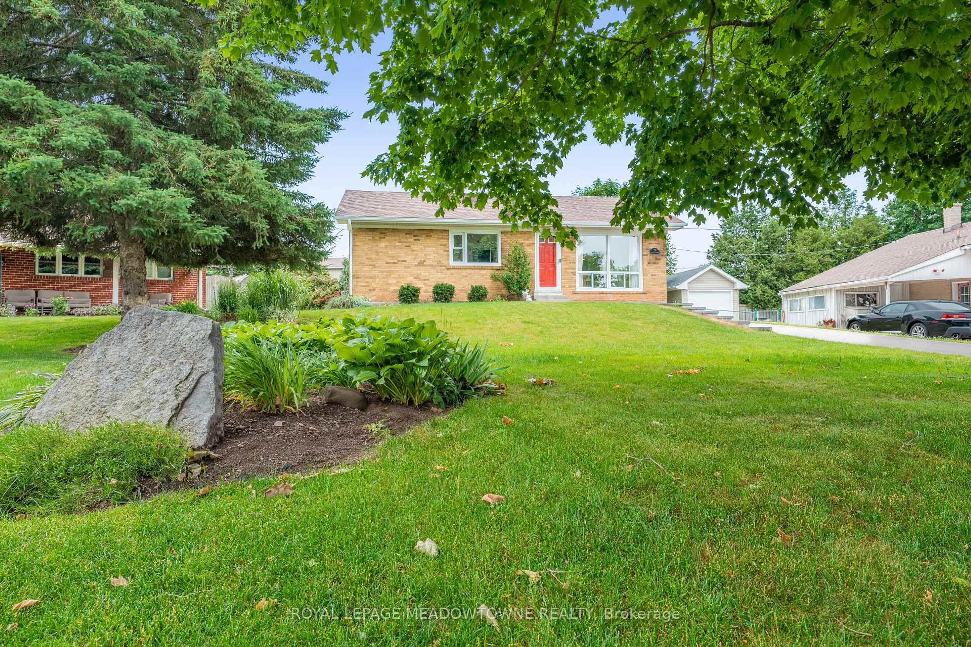 A pic from outside/outdoor area/front of a property/back of a property/a pic from drone, street for 77 Roseford Terr, Halton Hills Ontario L7J 2L2