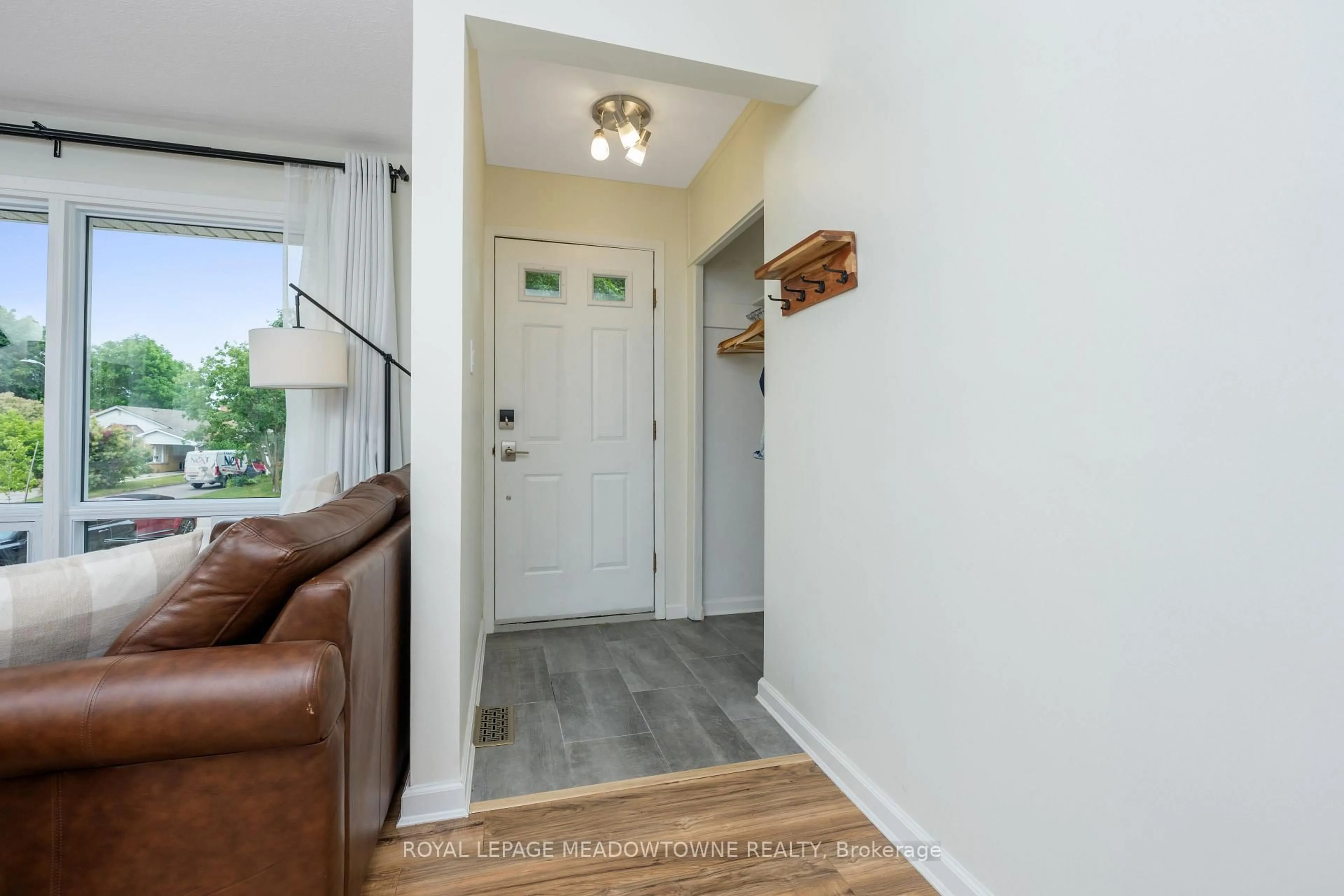 Indoor entryway for 77 Roseford Terr, Halton Hills Ontario L7J 2L2