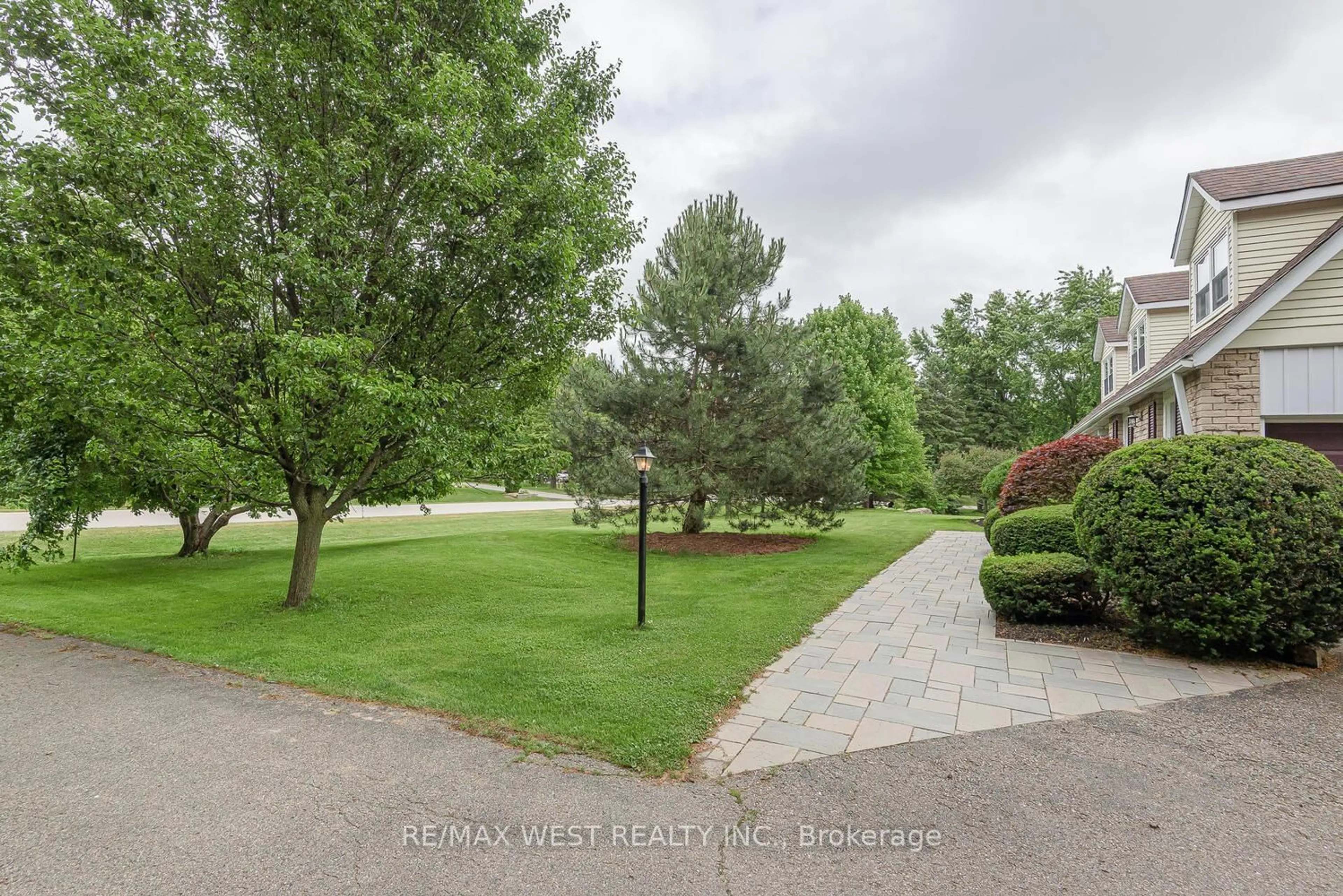 A pic from outside/outdoor area/front of a property/back of a property/a pic from drone, unknown for 37 Autumn Dr, Caledon Ontario L7K 0T5