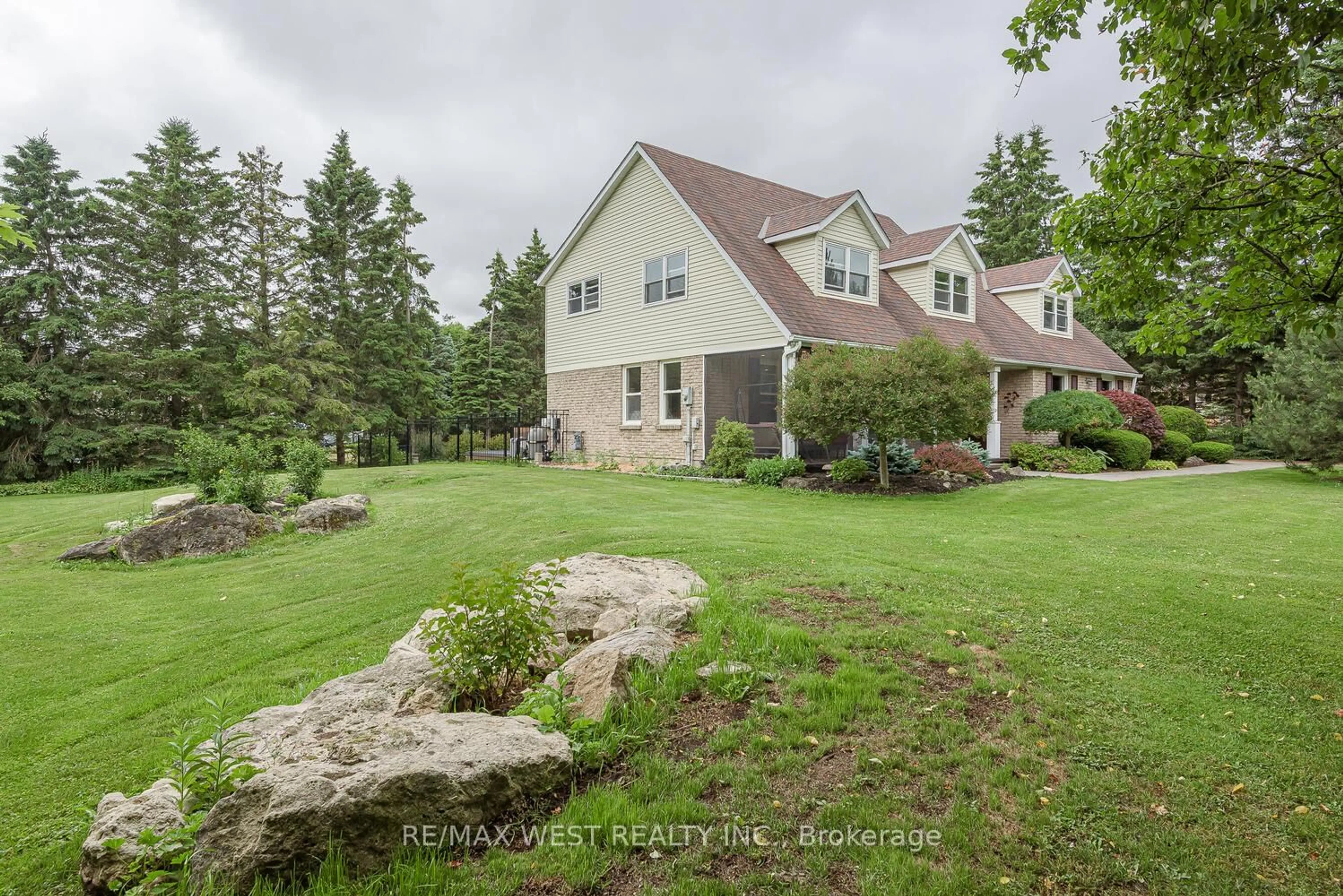 A pic from outside/outdoor area/front of a property/back of a property/a pic from drone, unknown for 37 Autumn Dr, Caledon Ontario L7K 0T5