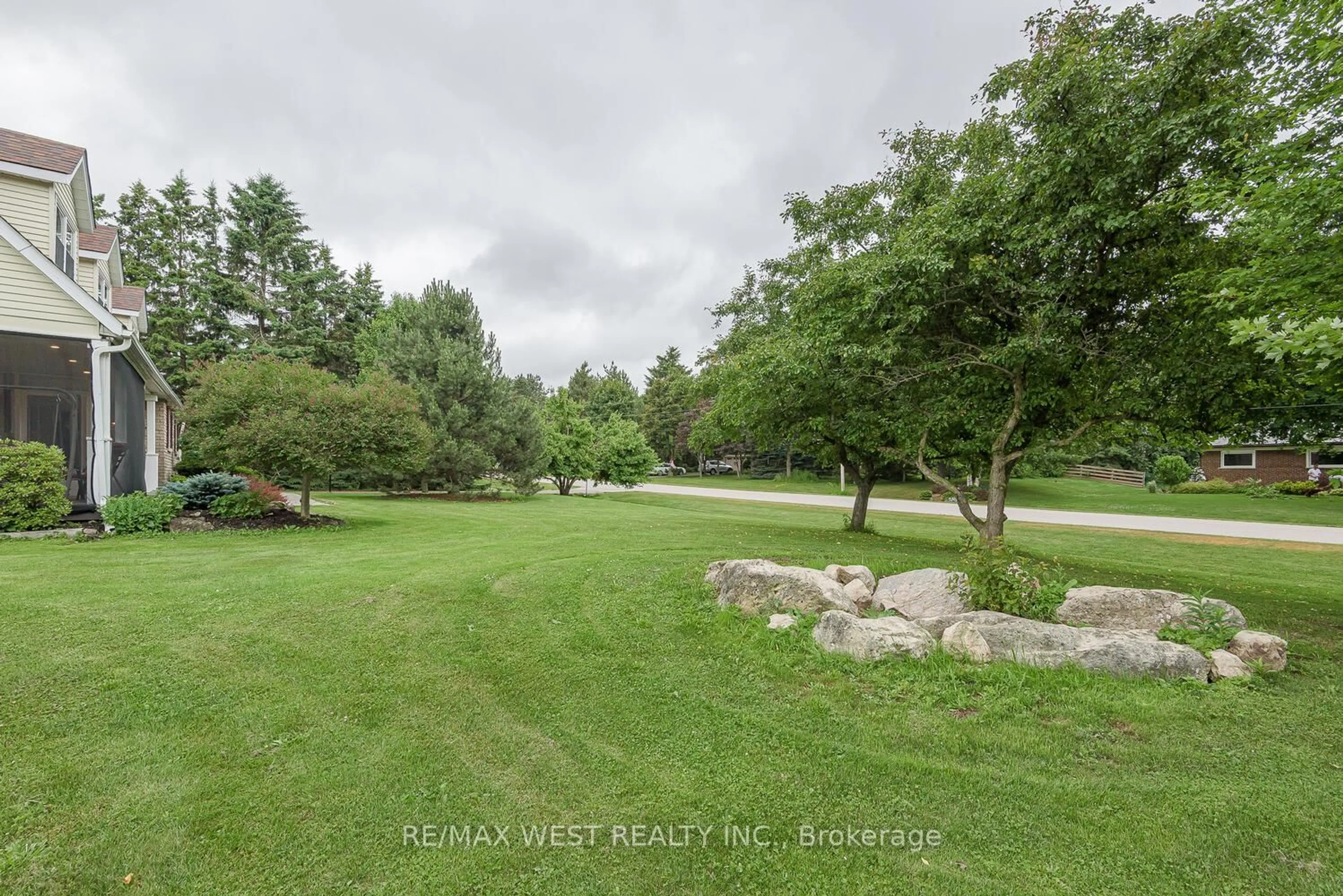 A pic from outside/outdoor area/front of a property/back of a property/a pic from drone, water/lake/river/ocean view for 37 Autumn Dr, Caledon Ontario L7K 0T5