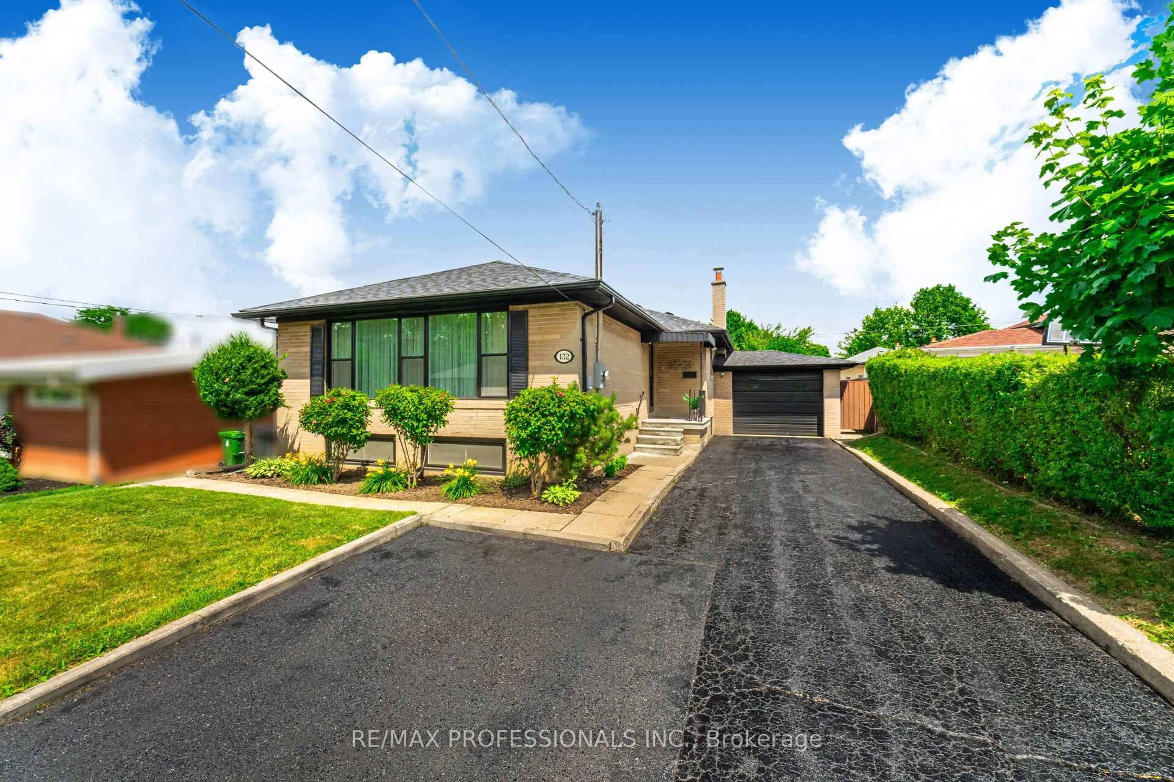 A pic from outside/outdoor area/front of a property/back of a property/a pic from drone, street for 132 Wyndale Dr, Toronto Ontario M6L 1G3