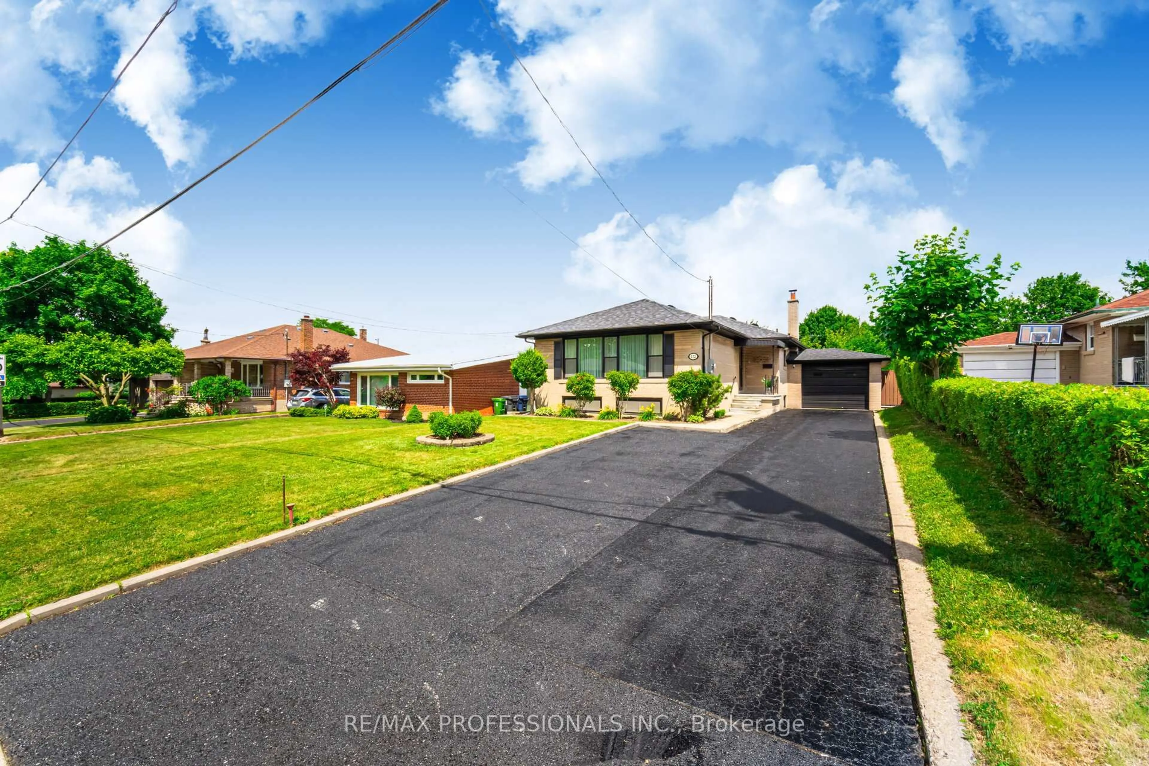 A pic from outside/outdoor area/front of a property/back of a property/a pic from drone, street for 132 Wyndale Dr, Toronto Ontario M6L 1G3