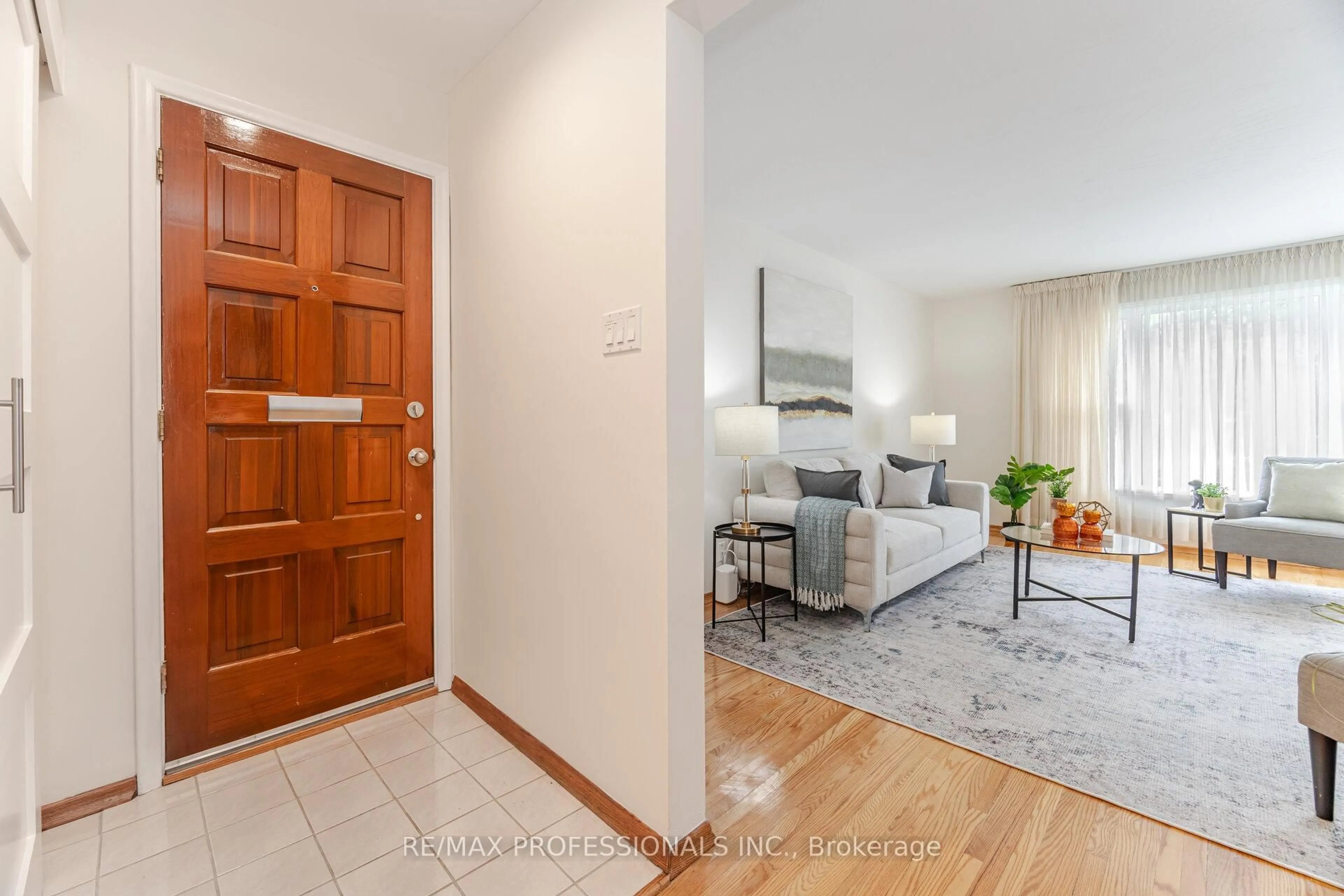 Indoor entryway for 132 Wyndale Dr, Toronto Ontario M6L 1G3
