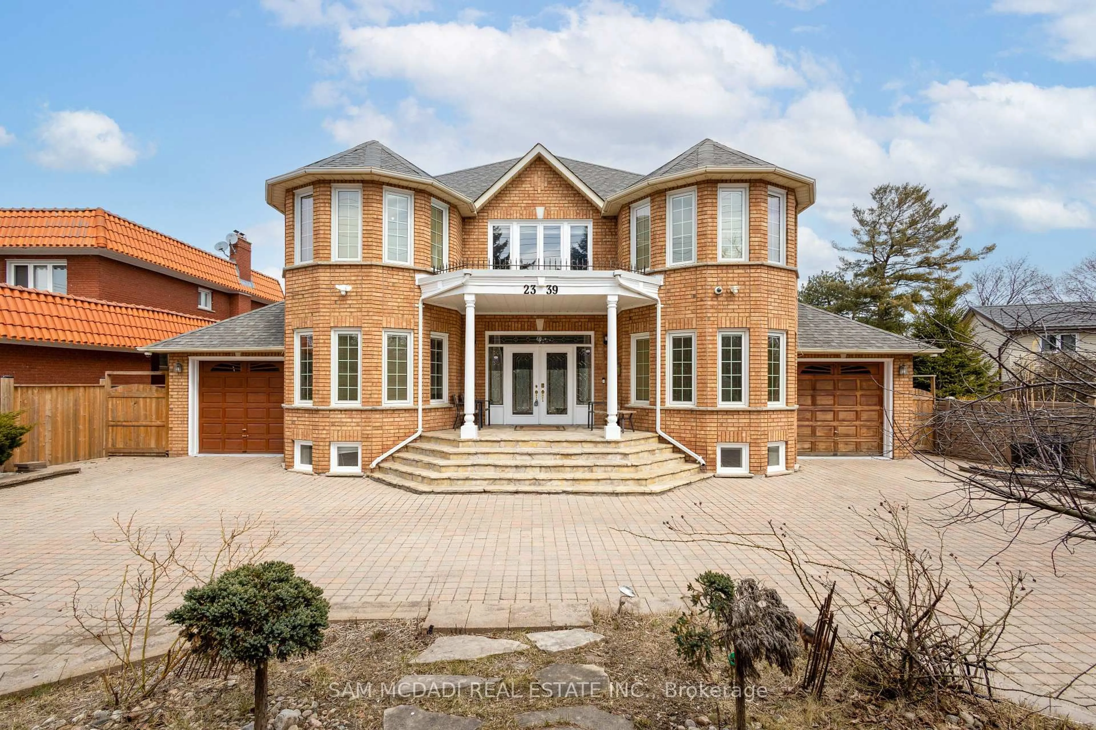 Home with brick exterior material, unknown for 2339 Glengarry Rd, Mississauga Ontario L5C 1Y1