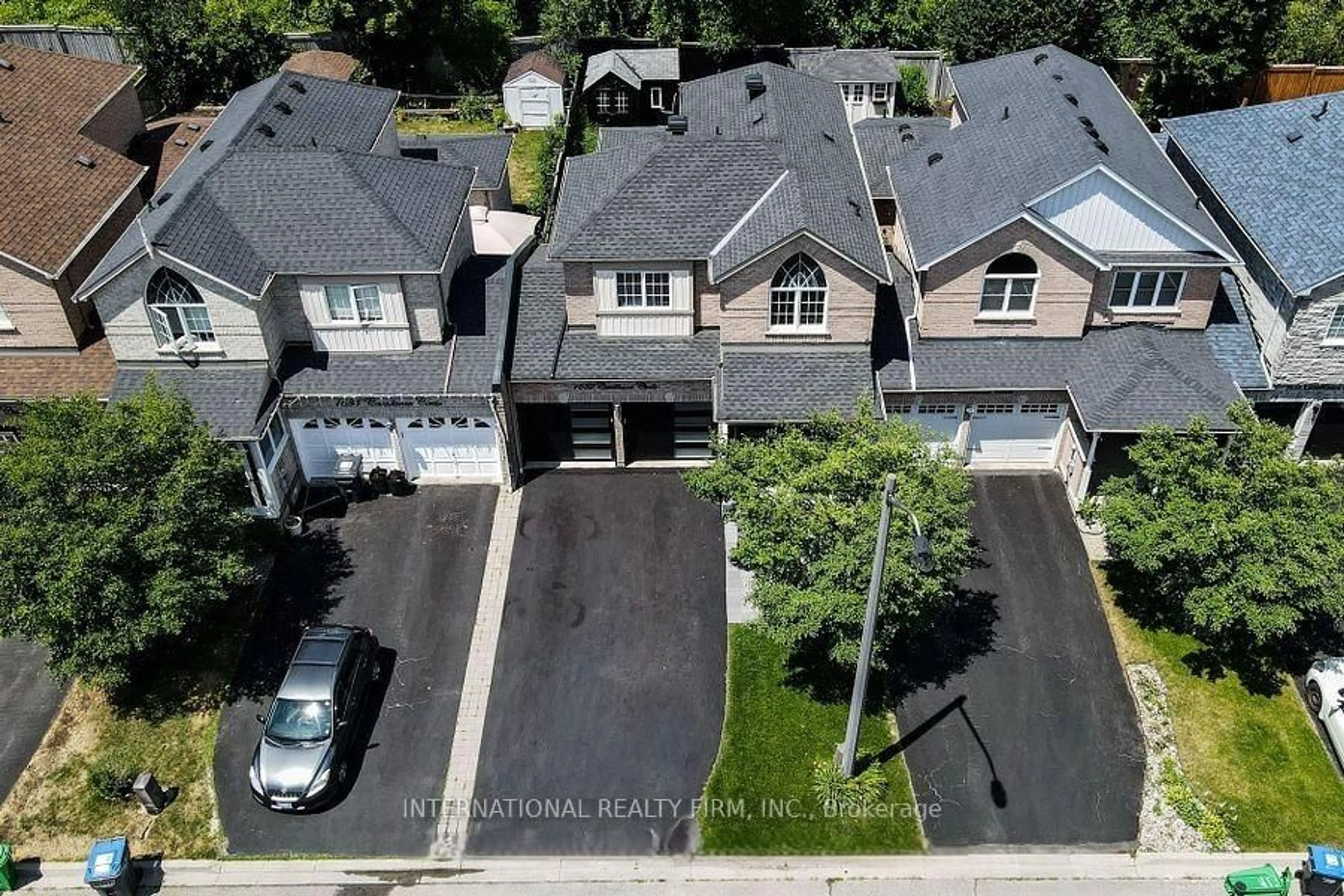 A pic from outside/outdoor area/front of a property/back of a property/a pic from drone, street for 1682 Casablanca Circ, Mississauga Ontario L5N 8G2
