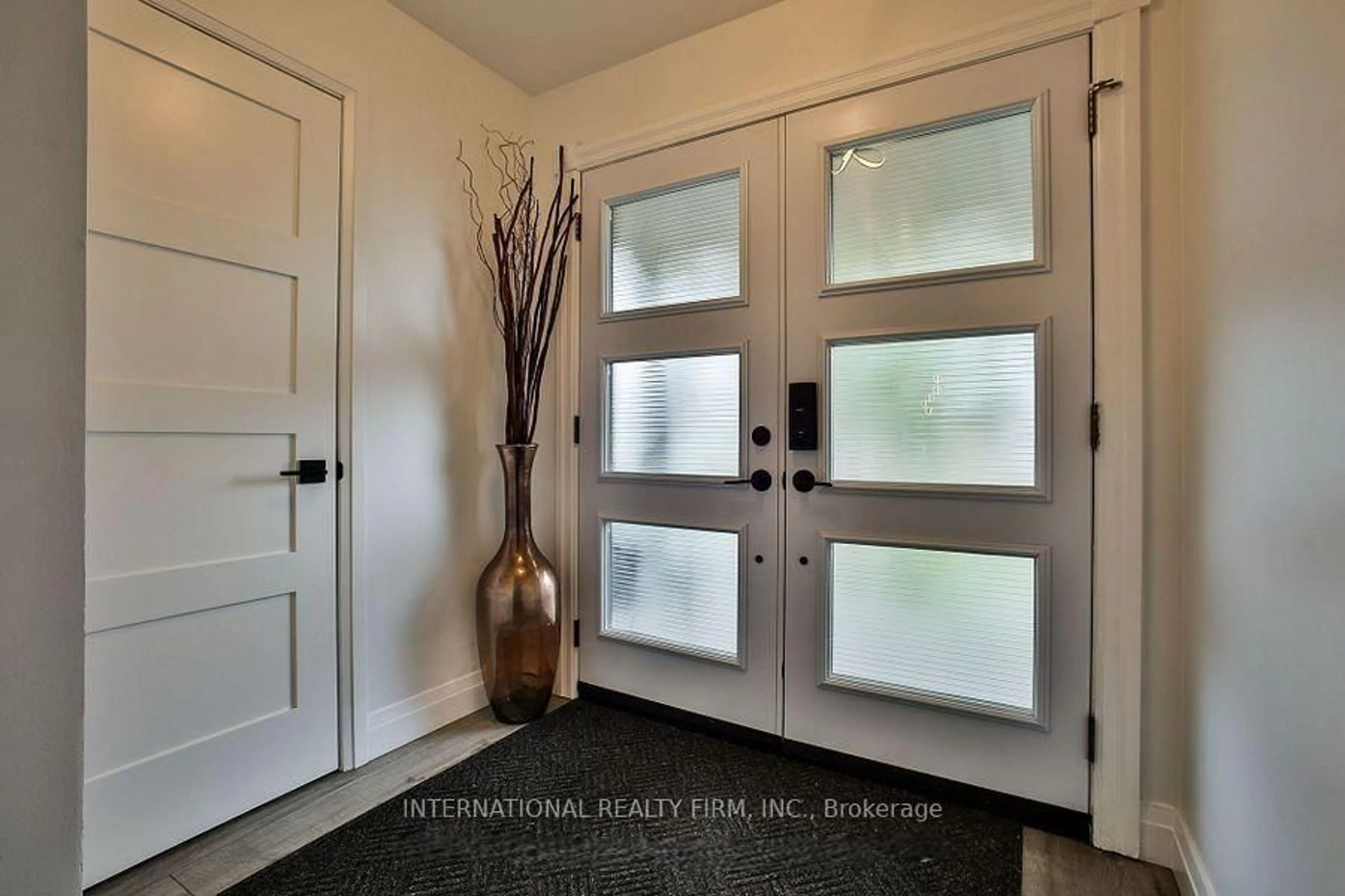 Indoor entryway for 1682 Casablanca Circ, Mississauga Ontario L5N 8G2