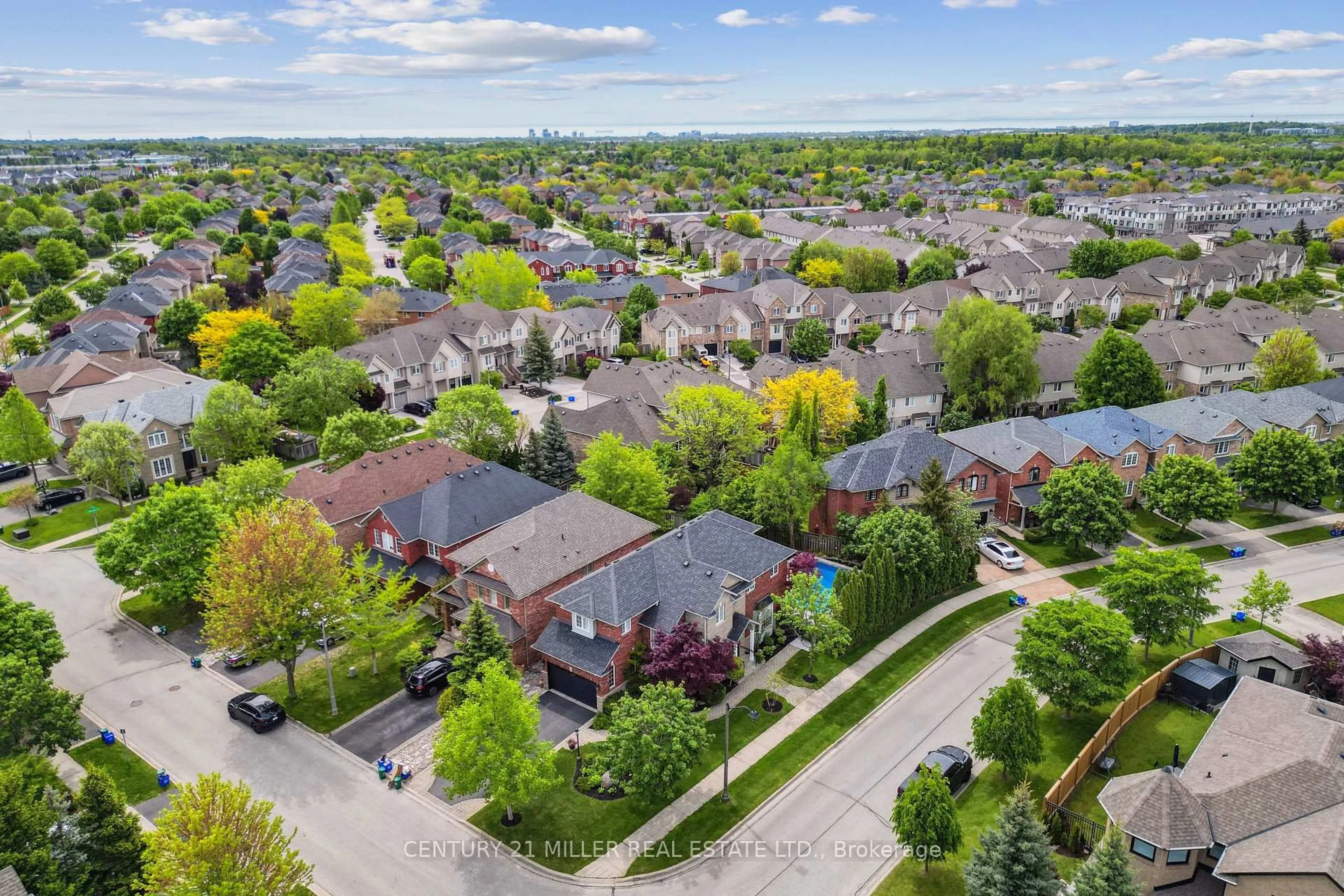 A pic from outside/outdoor area/front of a property/back of a property/a pic from drone, street for 2074 SPRINGDALE Rd, Oakville Ontario L6M 4C7